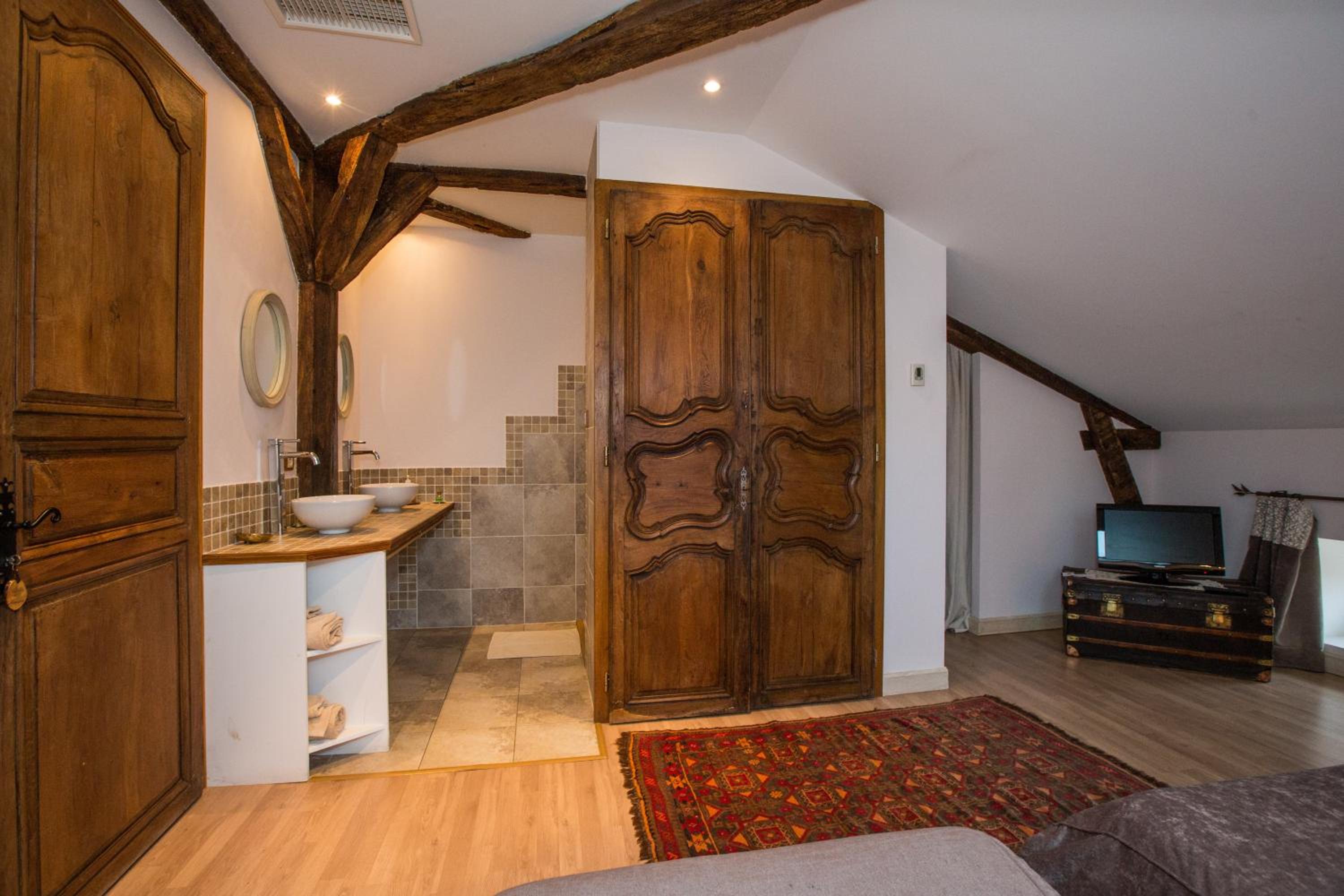 Twin Room with Private Bathroom - Photo 5