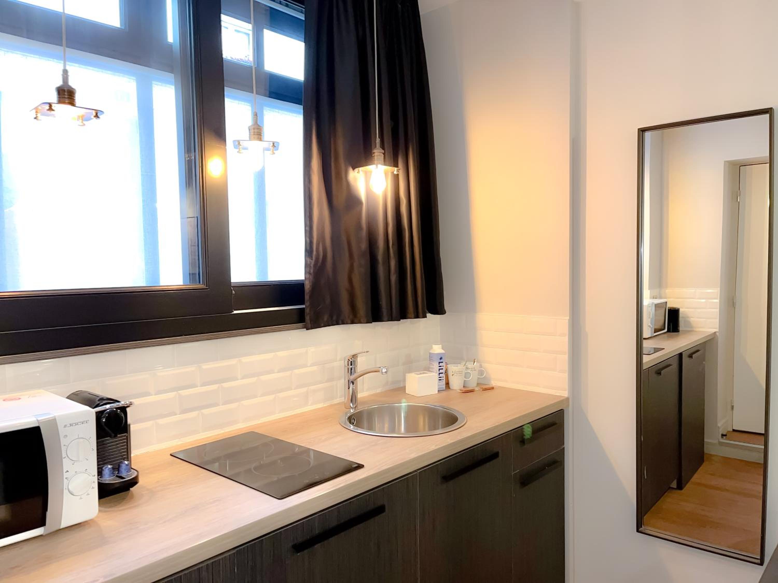 Studio with Kitchenette thumbnail 5