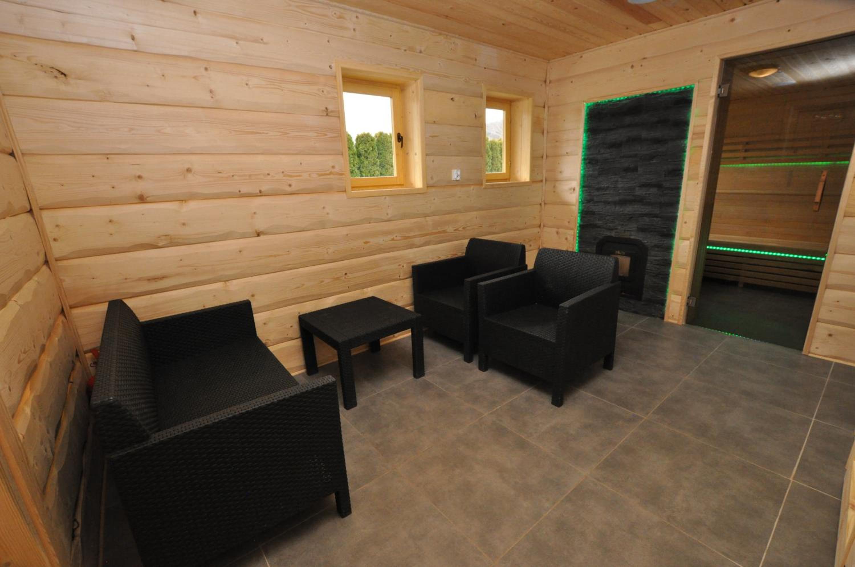 Economy Triple Room - Photo 10