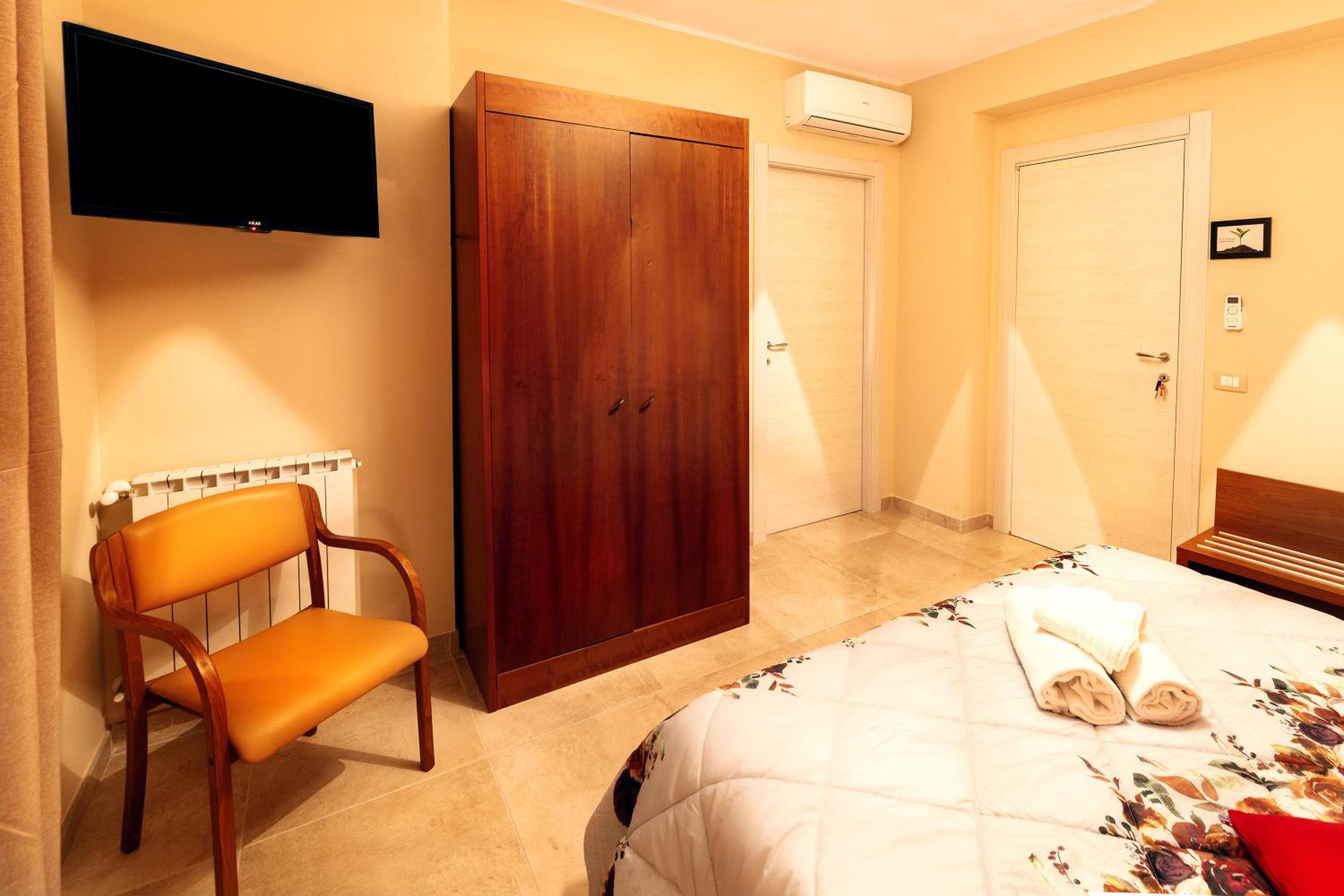 Double Room with Private Bathroom - Photo 2