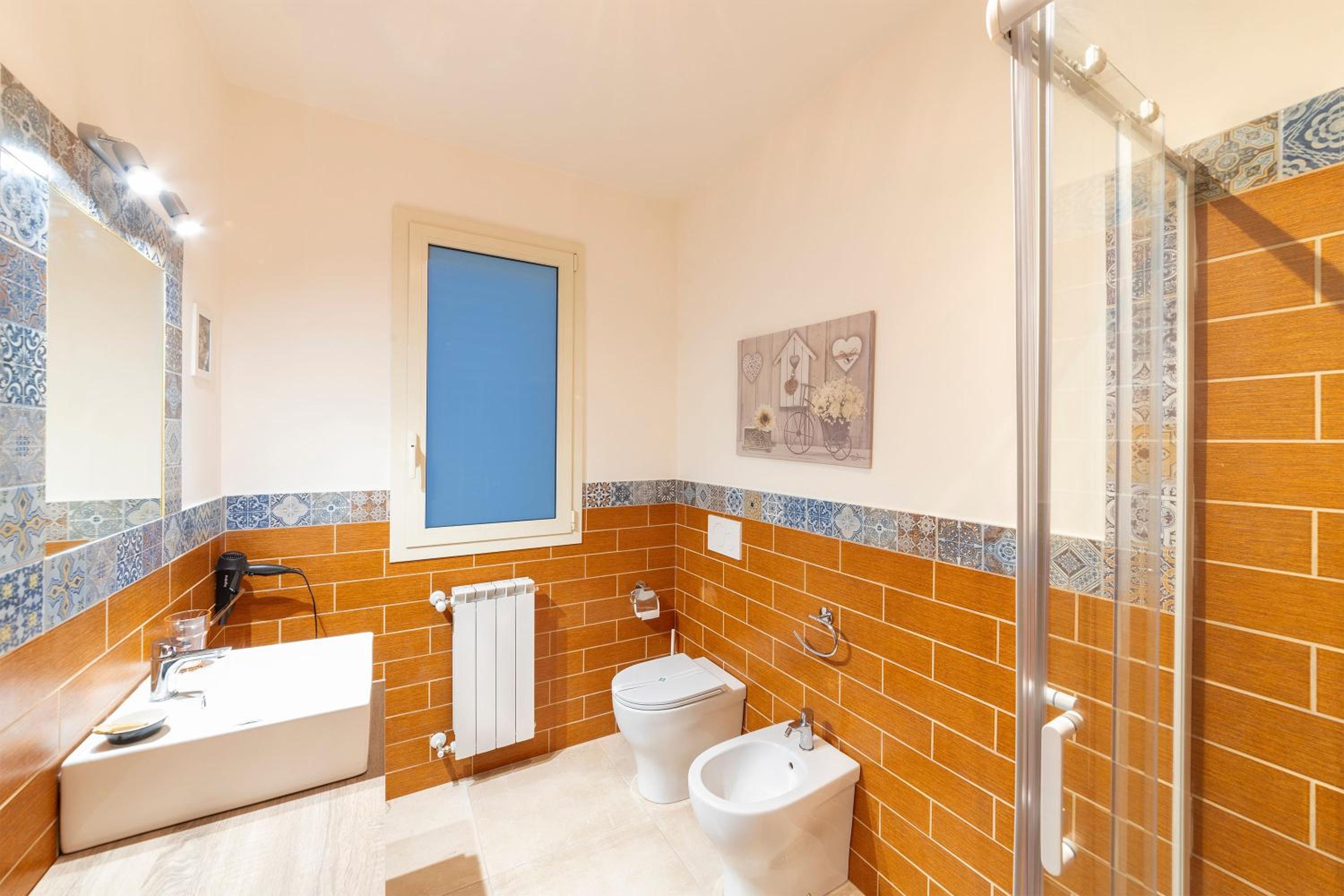 Double Room with Private Bathroom - Photo 12