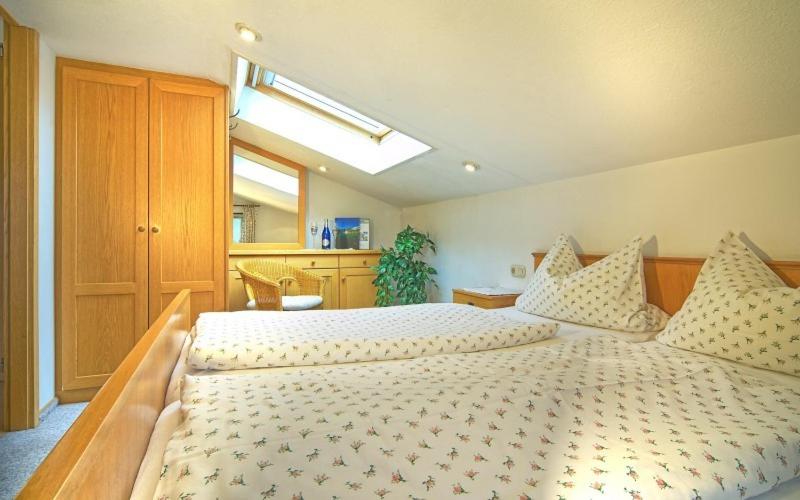 One-Bedroom Apartment with Balcony and Mountain View   photo 3