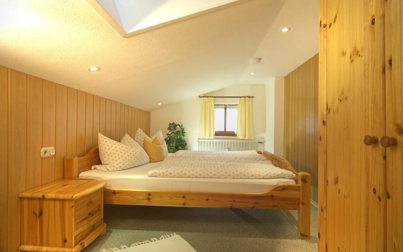 One-Bedroom Apartment with Balcony and Mountain View   photo 1