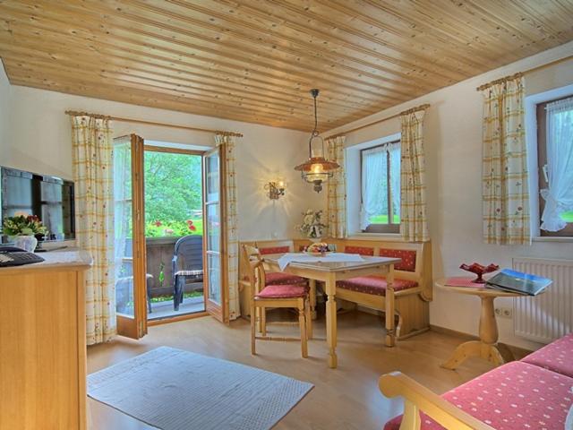 One-Bedroom Apartment with Balcony and Mountain View   photo 3