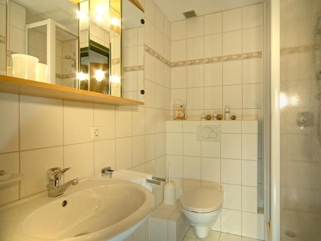 One-Bedroom Apartment with Balcony and Mountain View   photo 2