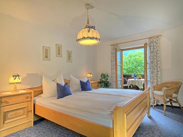 One-Bedroom Apartment with Balcony and Mountain View   photo 1