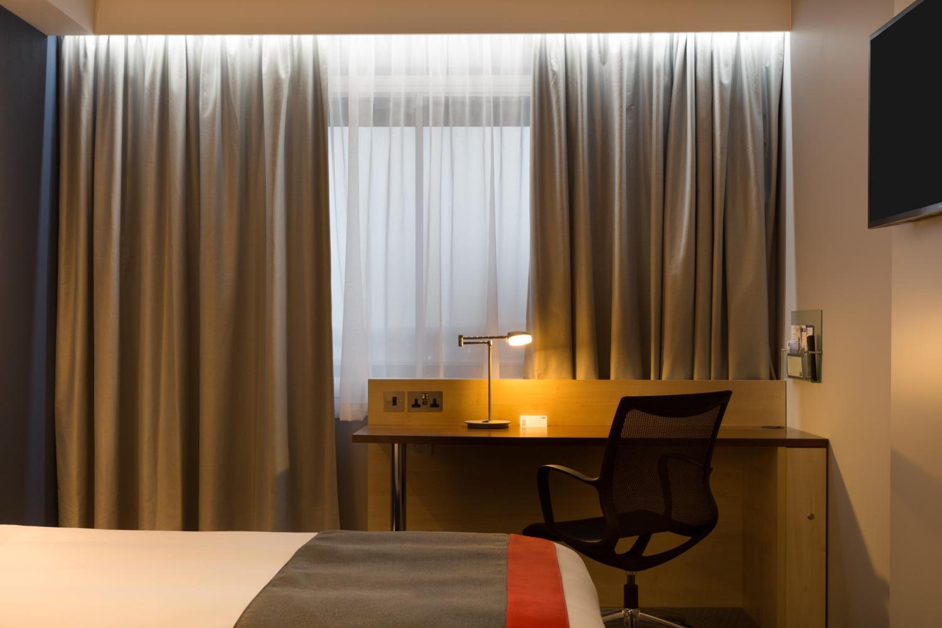Standard Room with Free Hot Breakfast - Photo 1