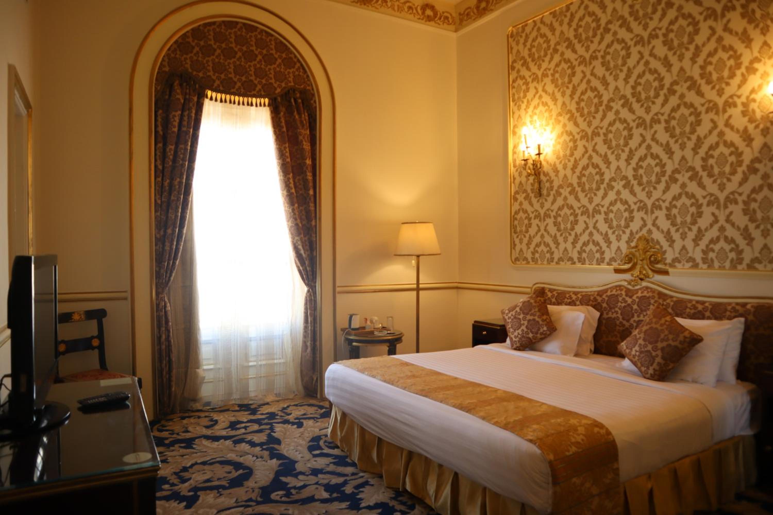 Golden Deluxe Room Partial Sea View With Light Dinner - Photo 1