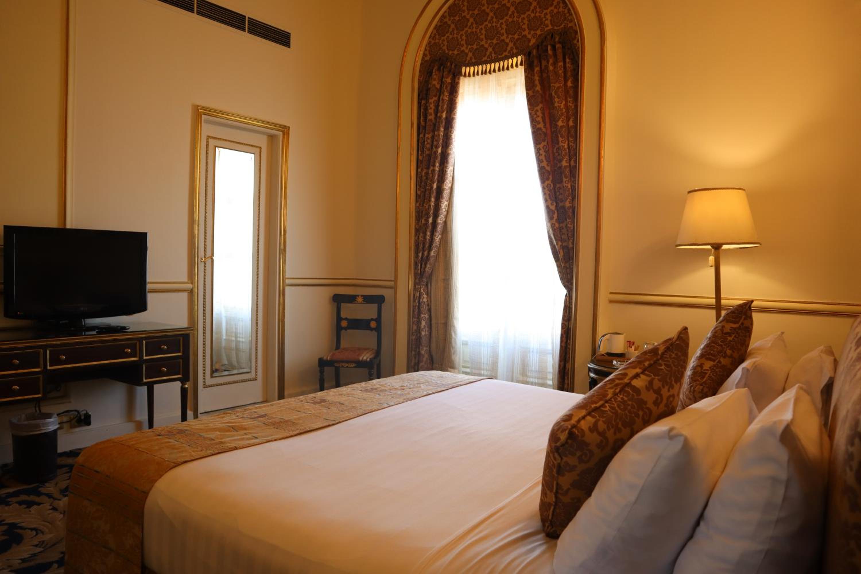 Golden Deluxe Room Partial Sea View With Light Dinner - Photo 2