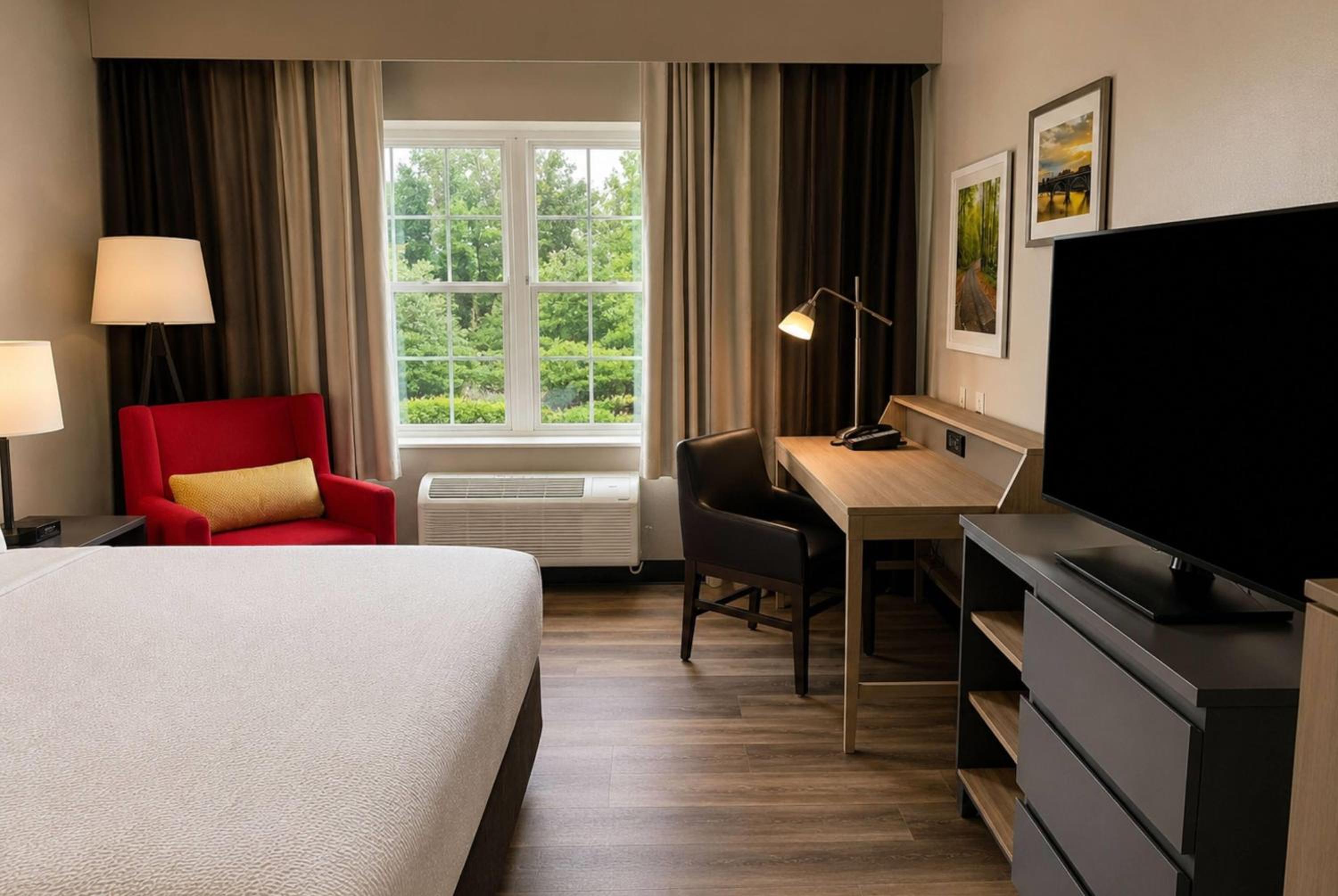 King Room with Roll-in Shower - Mobility Access/Non-Smoking