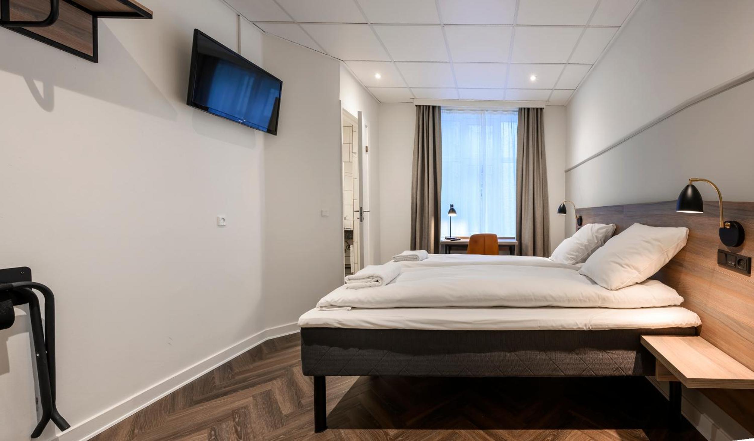 Standard Twin Room with Private Bathroom - Photo 2