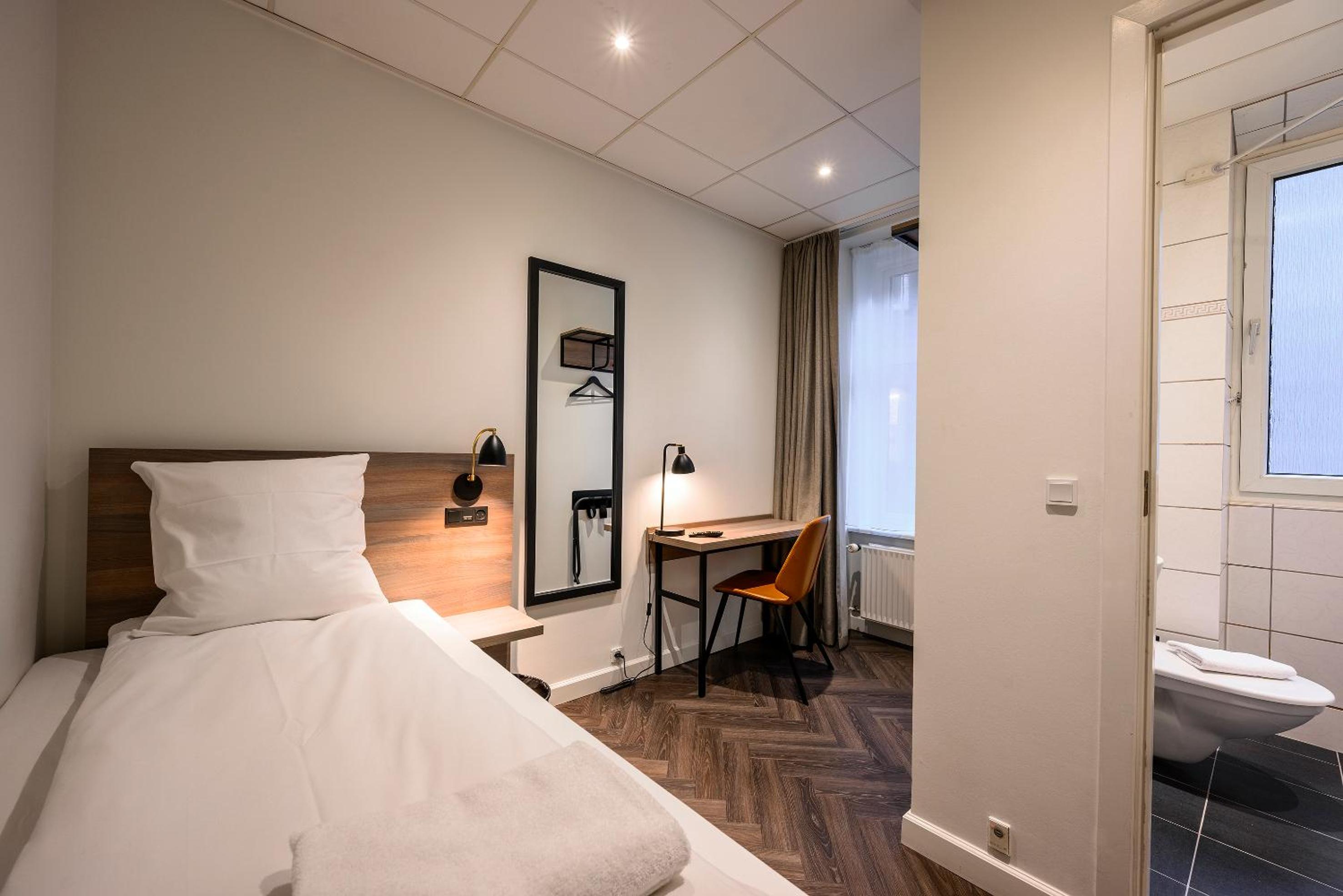 Single Room with Private Bathroom photo 1