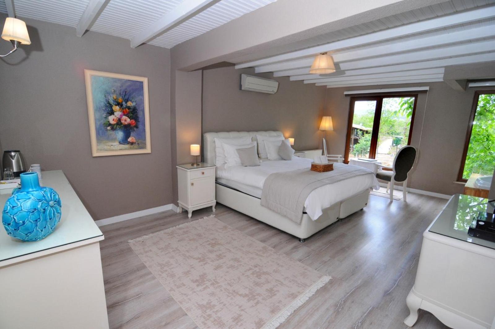 Suite with Hot Tub - Photo 10