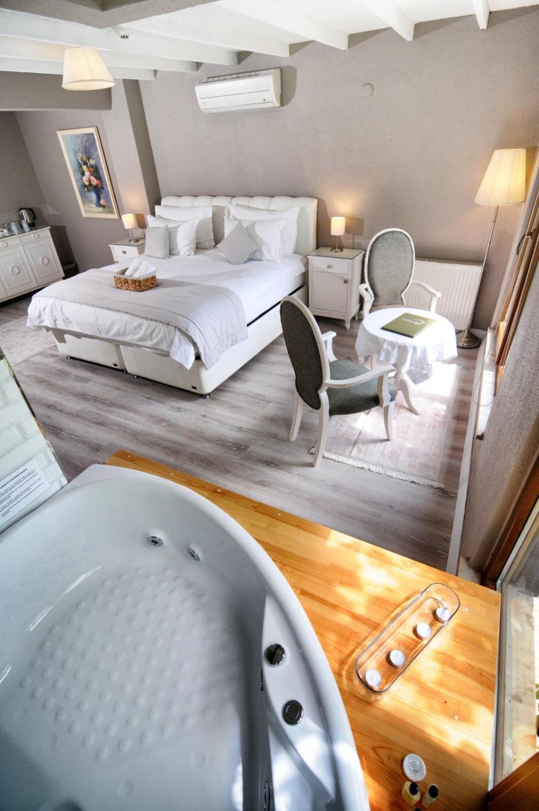 Suite with Hot Tub - Photo 6