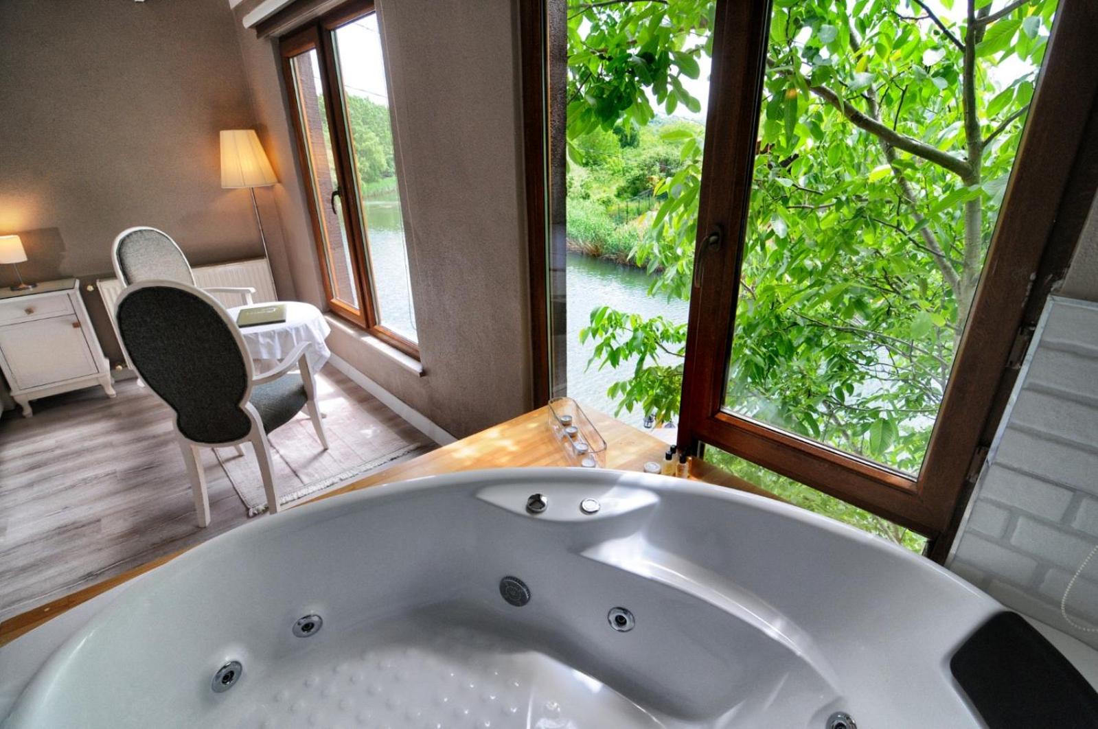 Suite with Hot Tub - Photo 9
