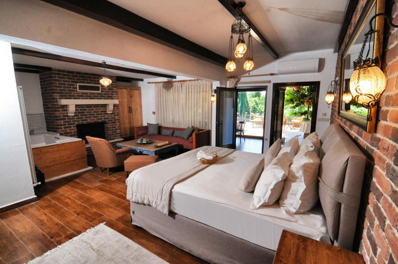 Deluxe King Suite - Photo 1