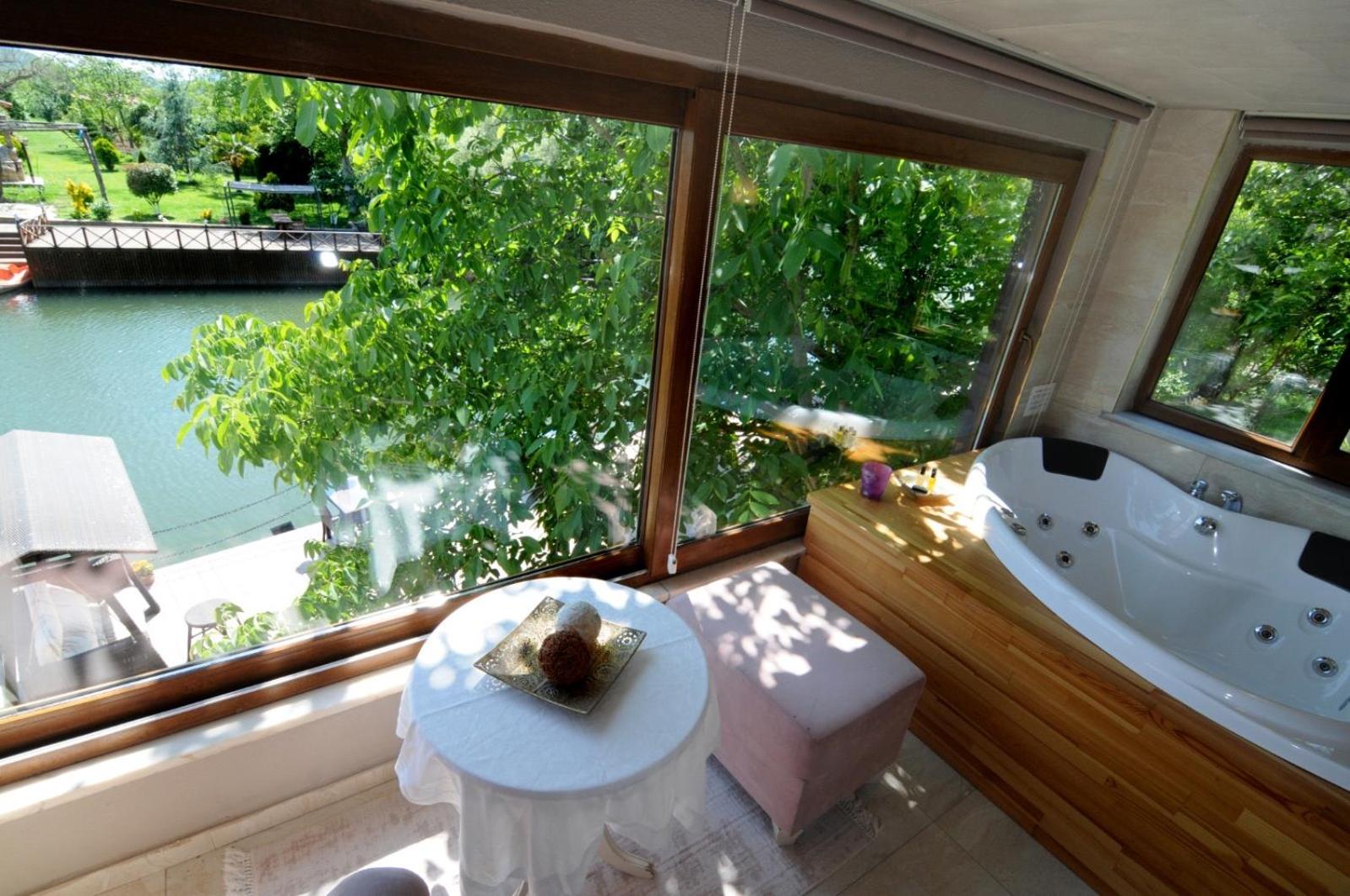 Deluxe Suite with Spa Bath - Photo 3