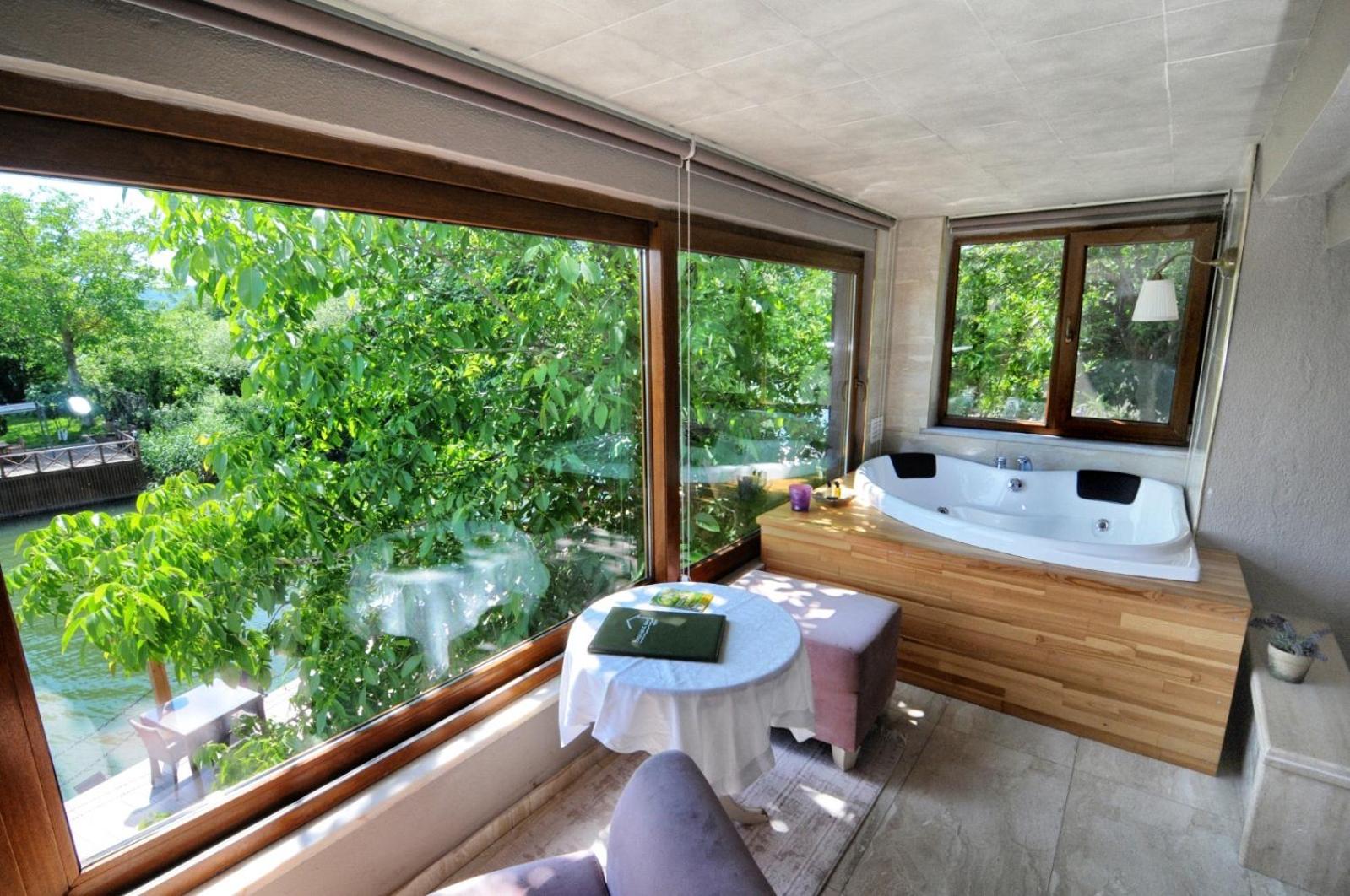 Deluxe Suite with Spa Bath - Photo 2