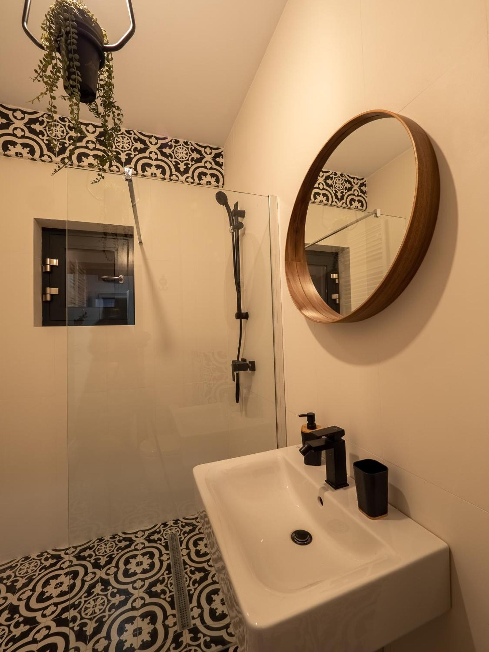 One-Bedroom Apartment - Photo 8