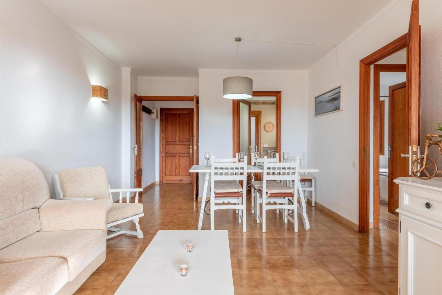 Apartamento de Dos Dormitorios con Vista al Jardín