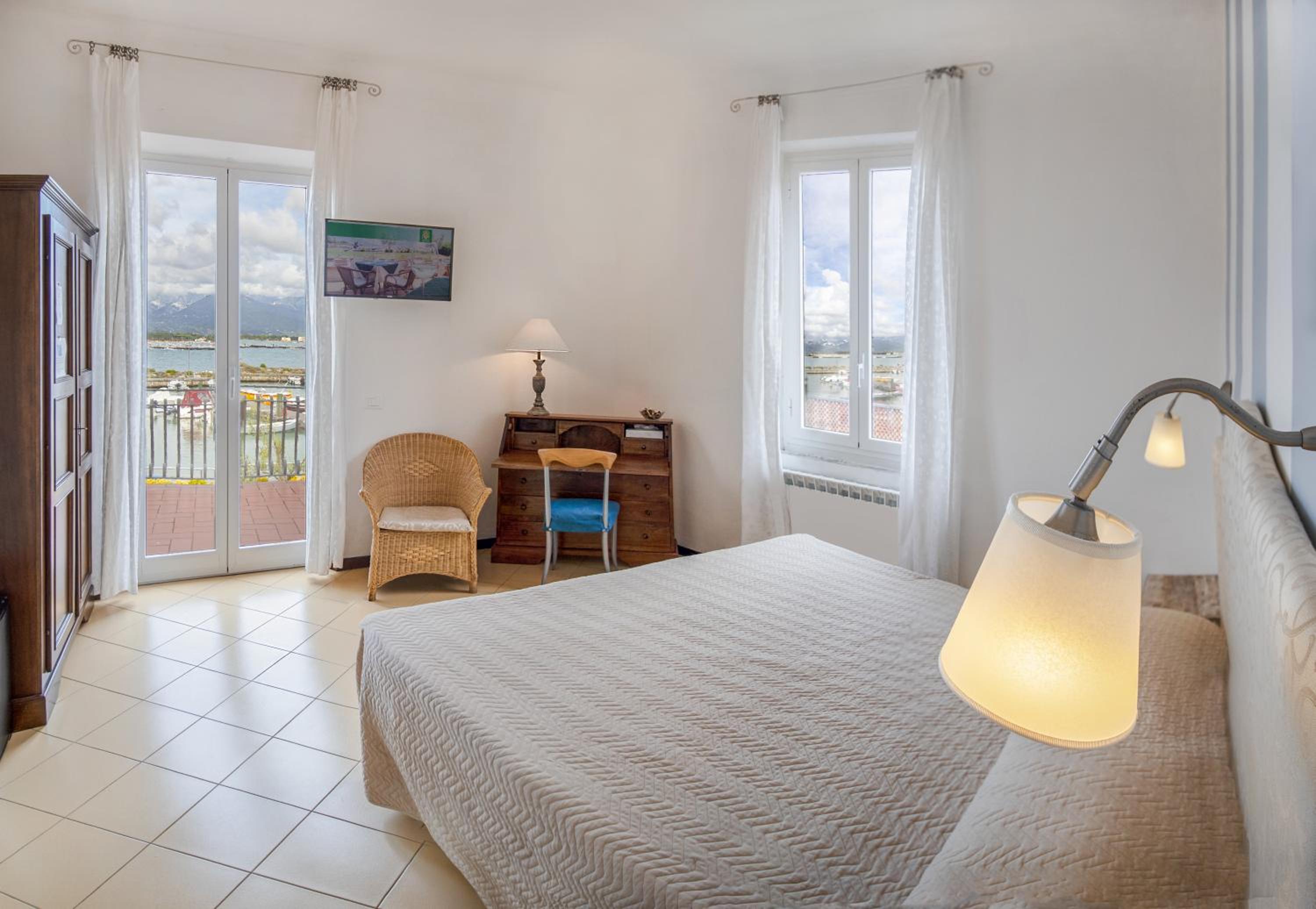 Double or Twin Room with Balcony - Photo 10