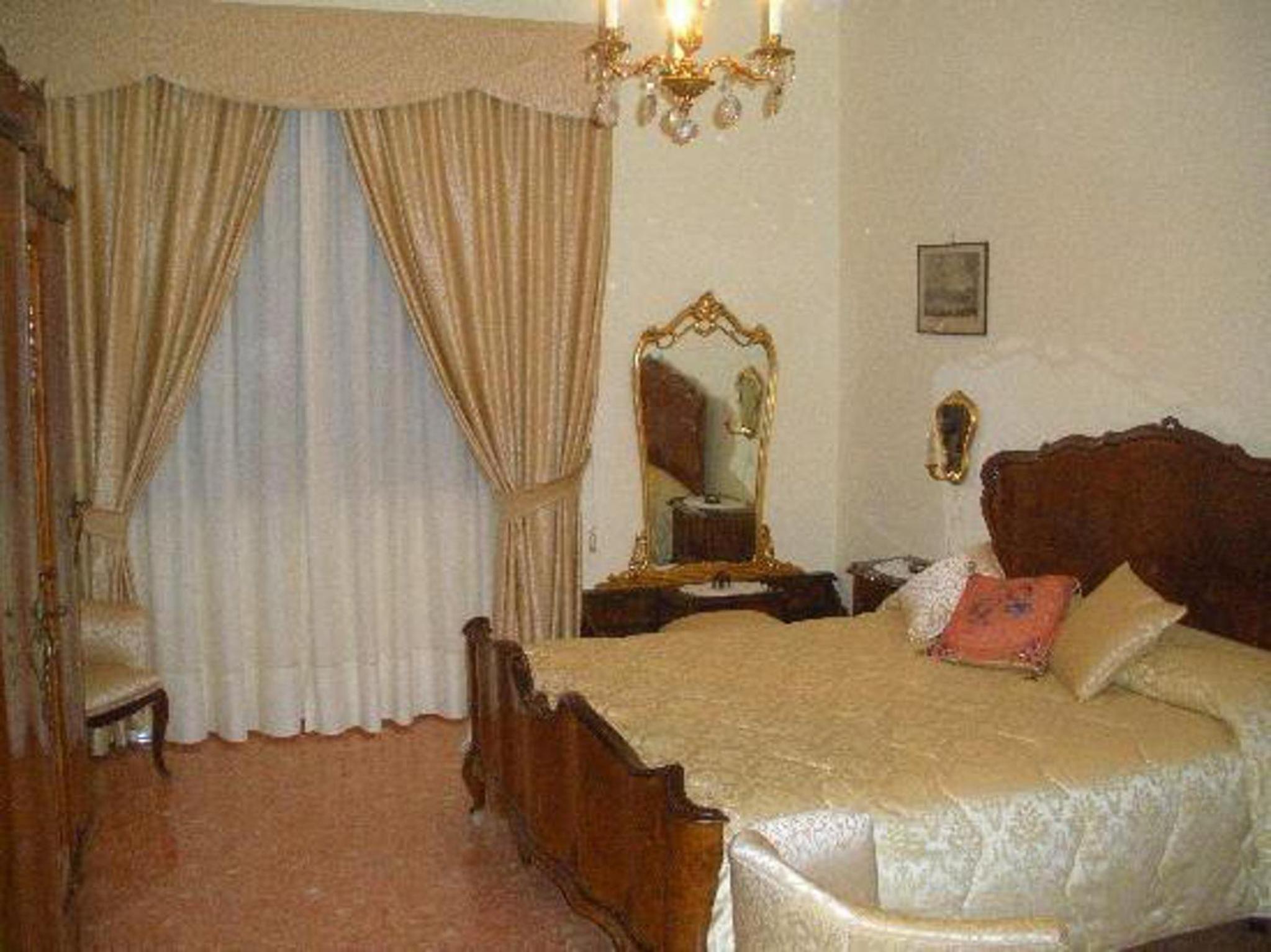 Queen Room with Shared Bathroom photo 3
