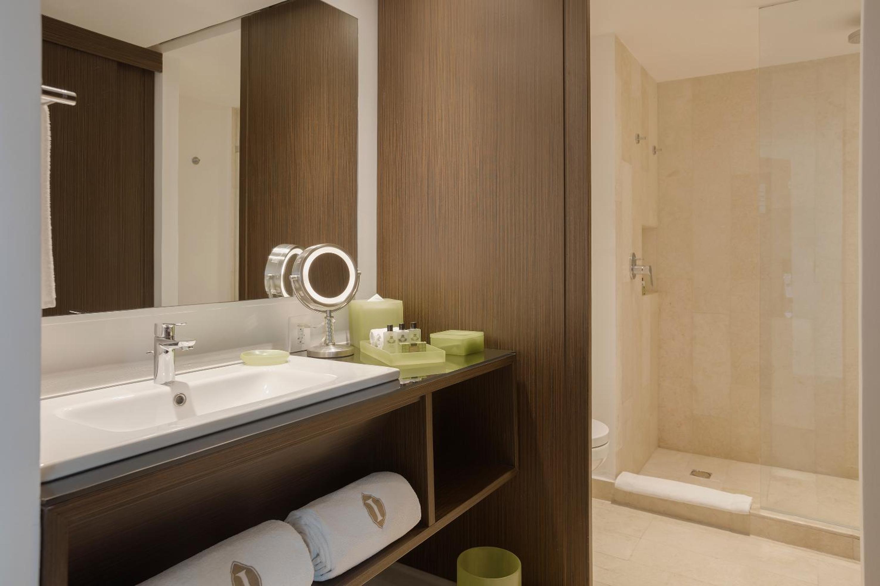 Club Room, 1 King Bed, Terrace, Ocean View thumbnail 6