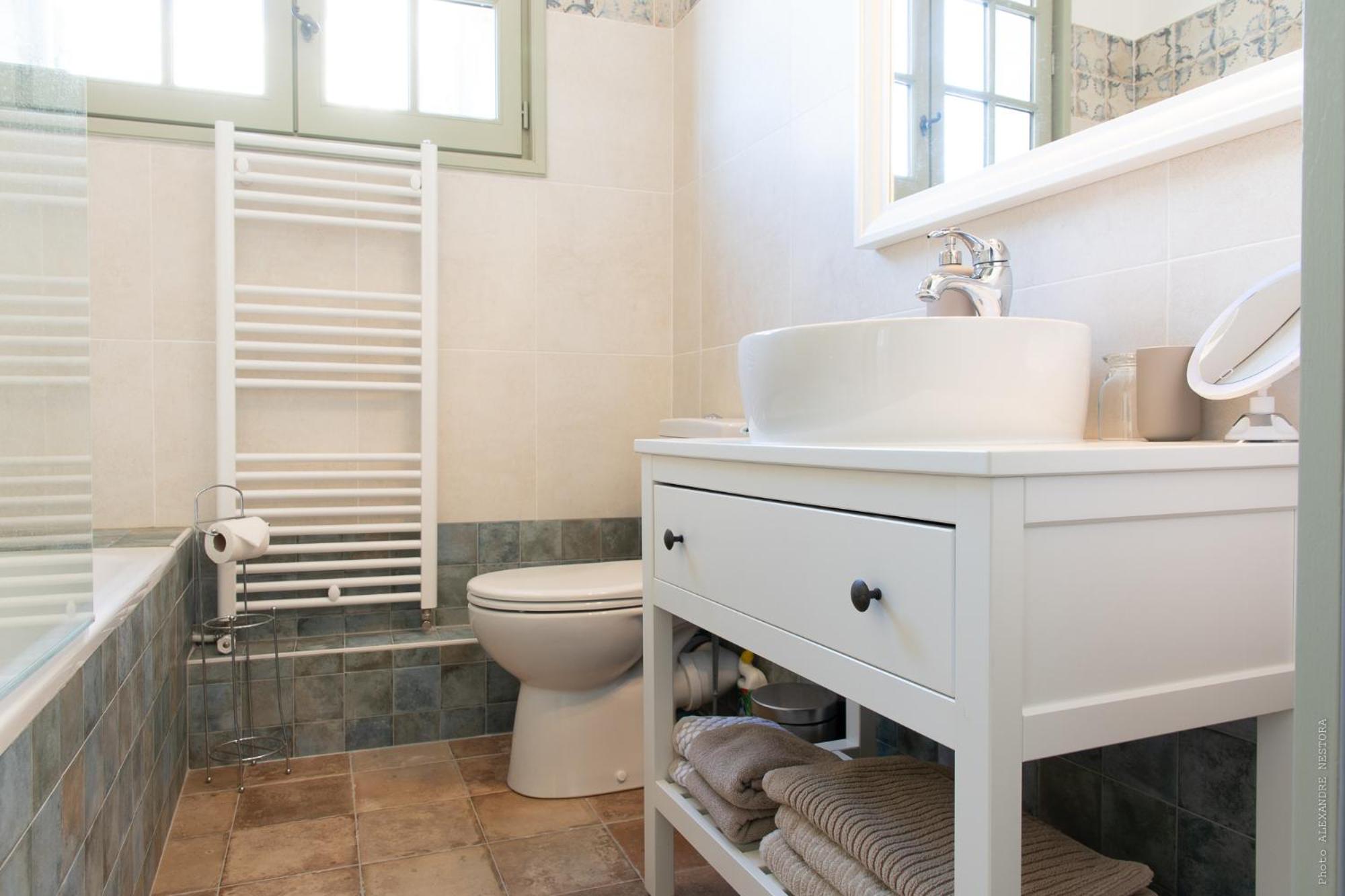 Family Room with Private Bathroom - Photo 4