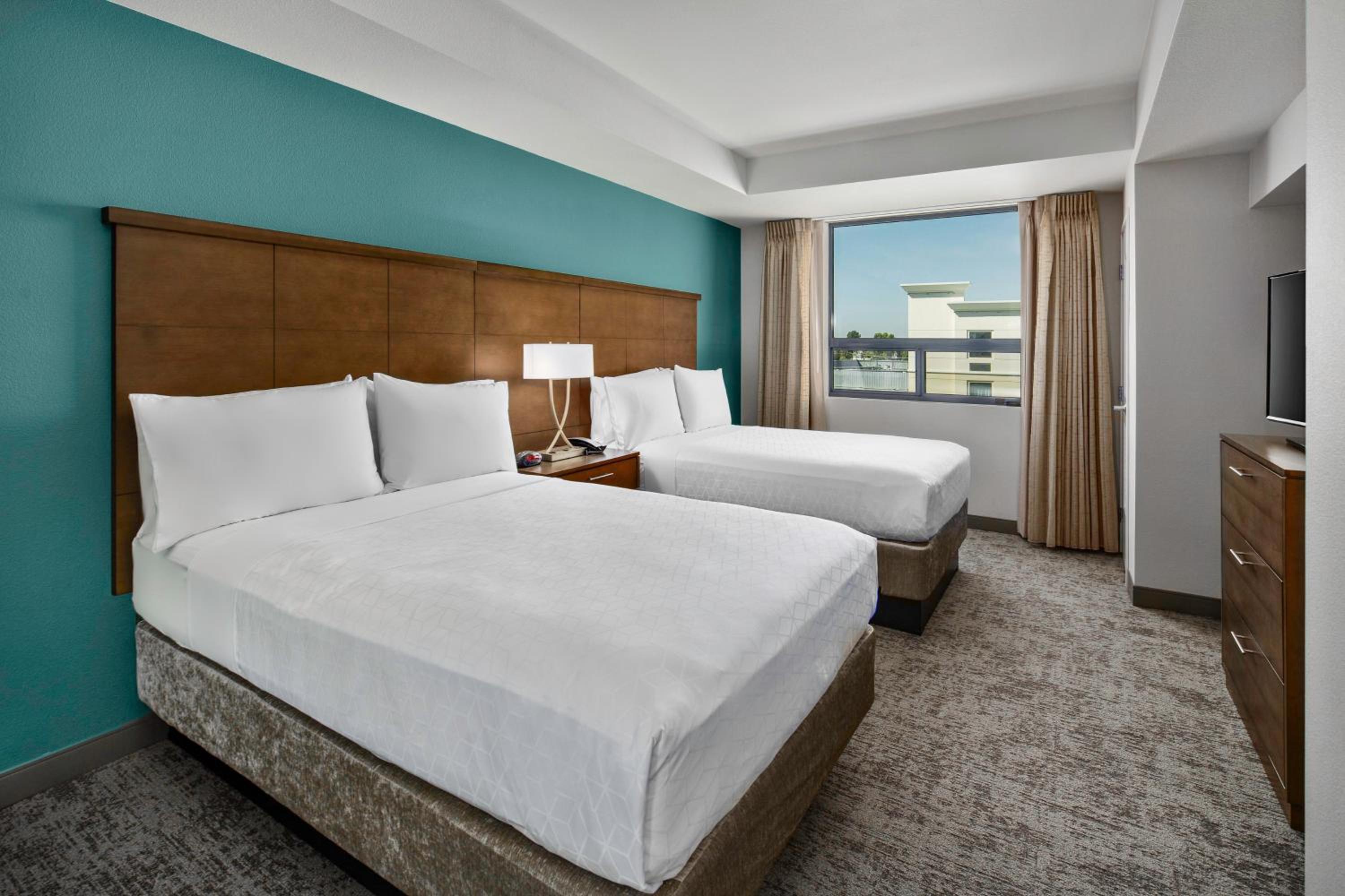 Two Bedroom Suite with One Queen Bed and Two Double Beds - Non-Smoking - Photo 8