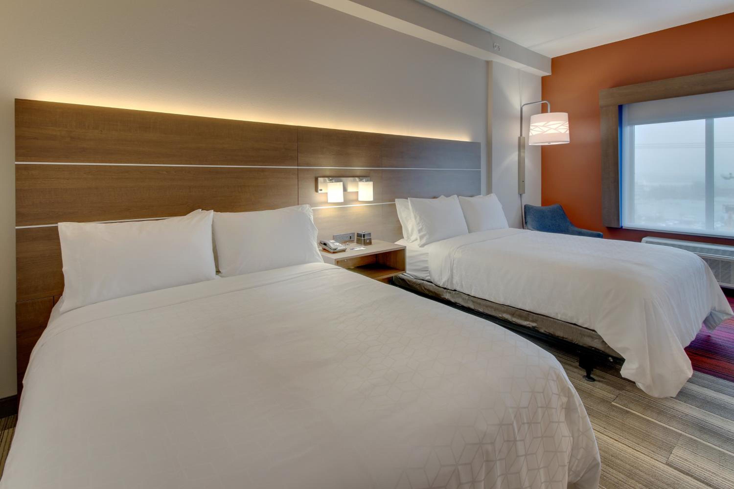 Standard Queen Room with Two Queen Beds and Mobility Accessible Tub - Photo 9