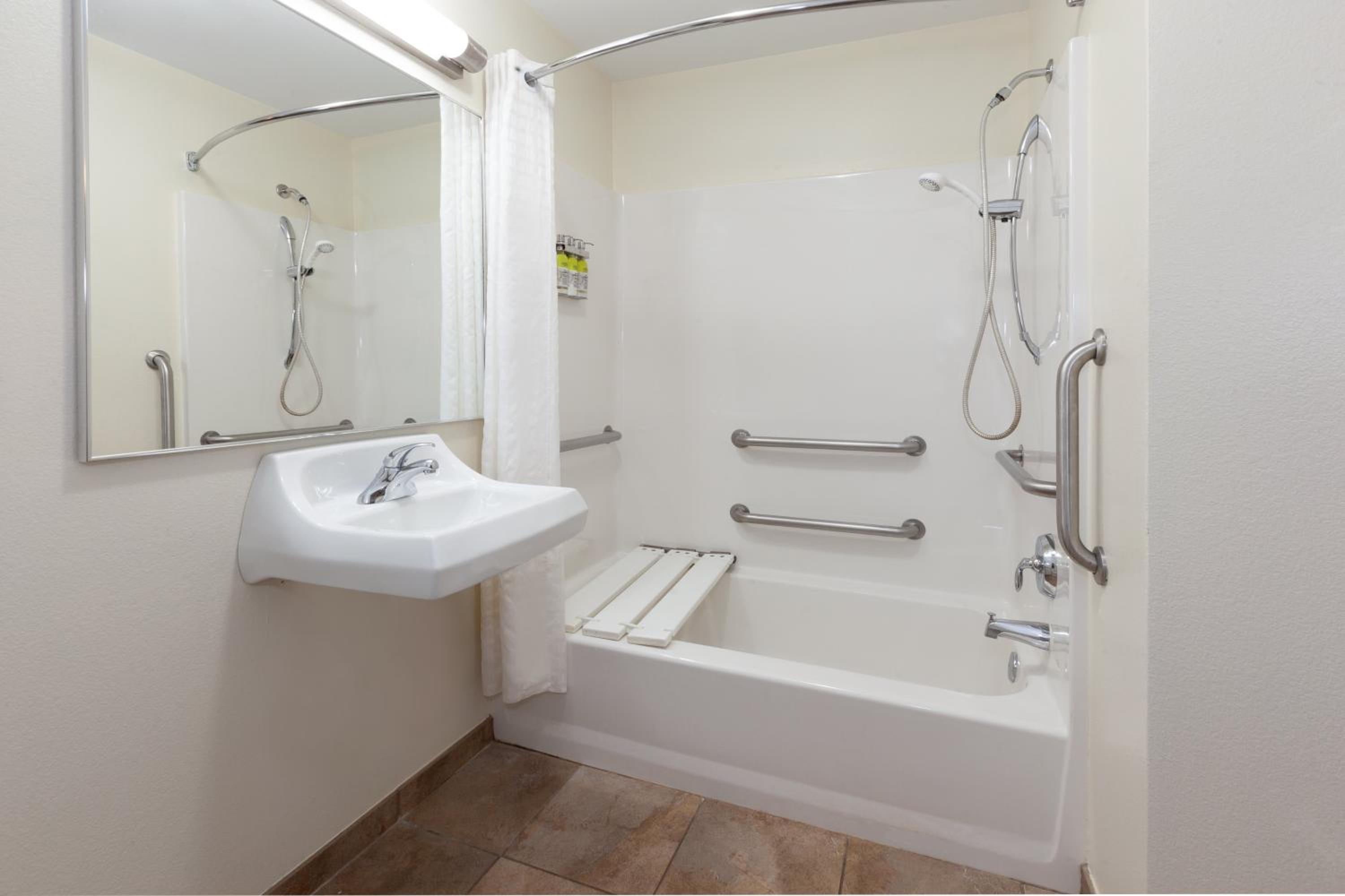 Studio Suite with Two Double Beds and Mobility Accessible Tub - Photo 6