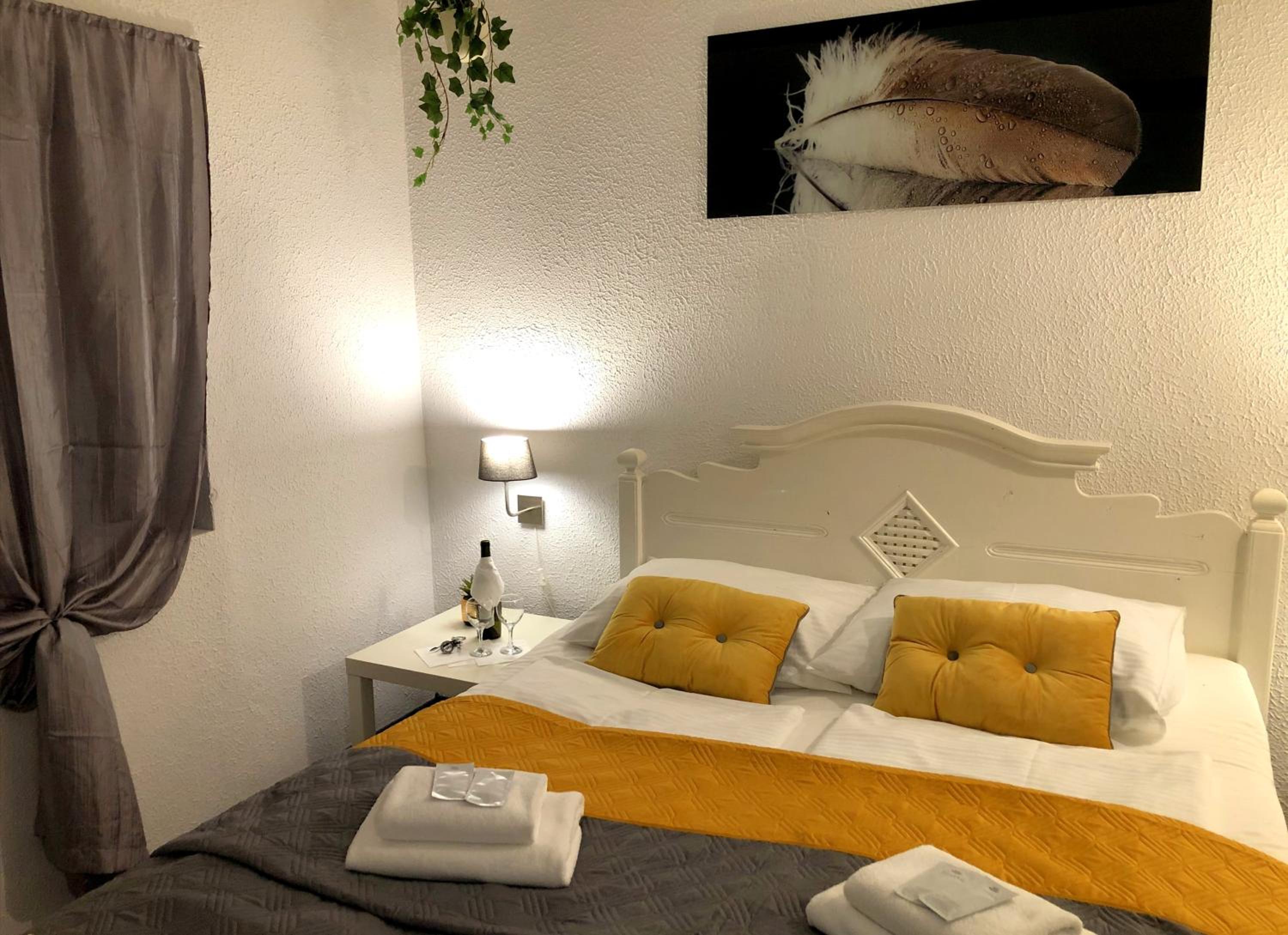 One-Bedroom Apartment - Photo 18