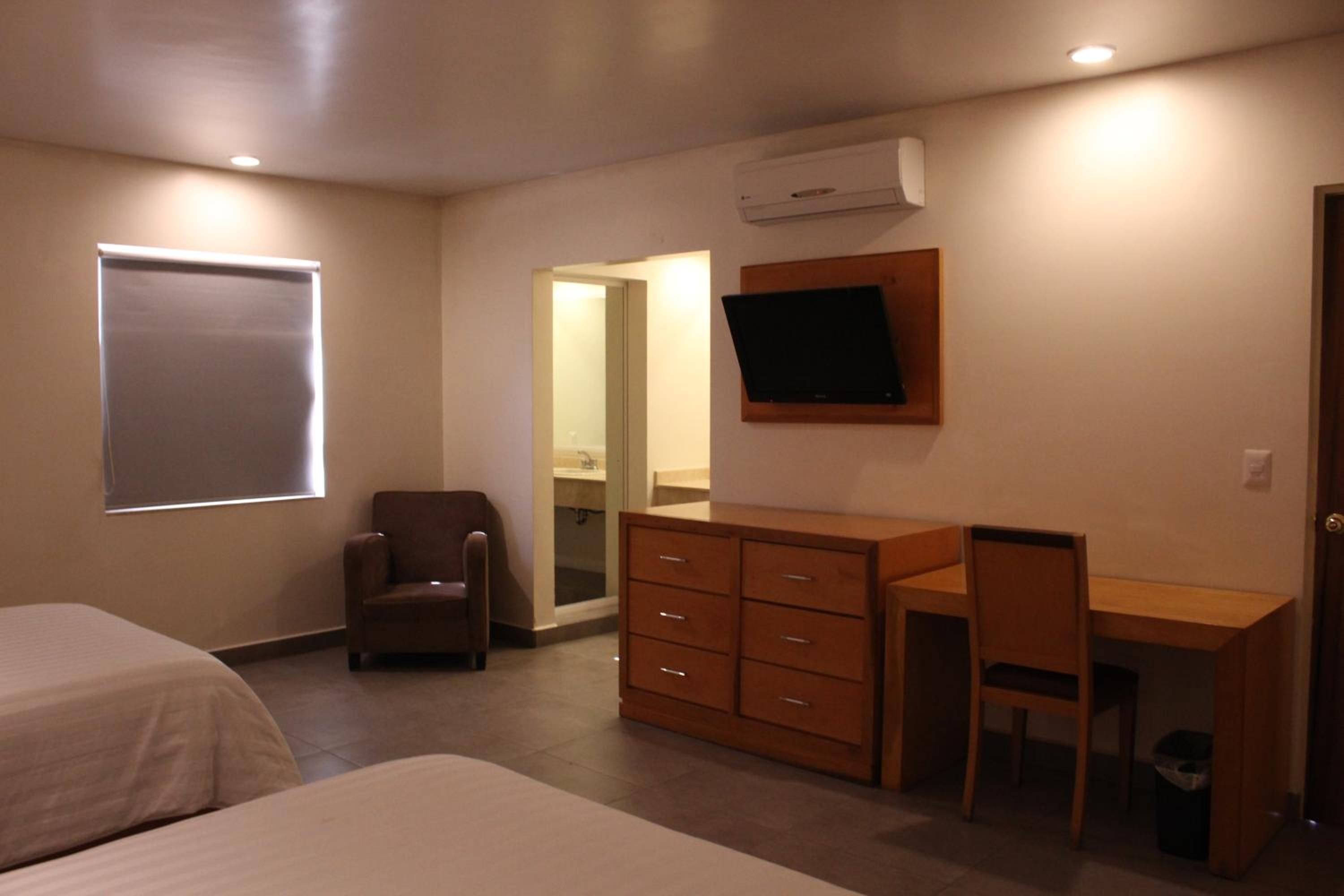 Double Room with Two Double Beds - Photo 2