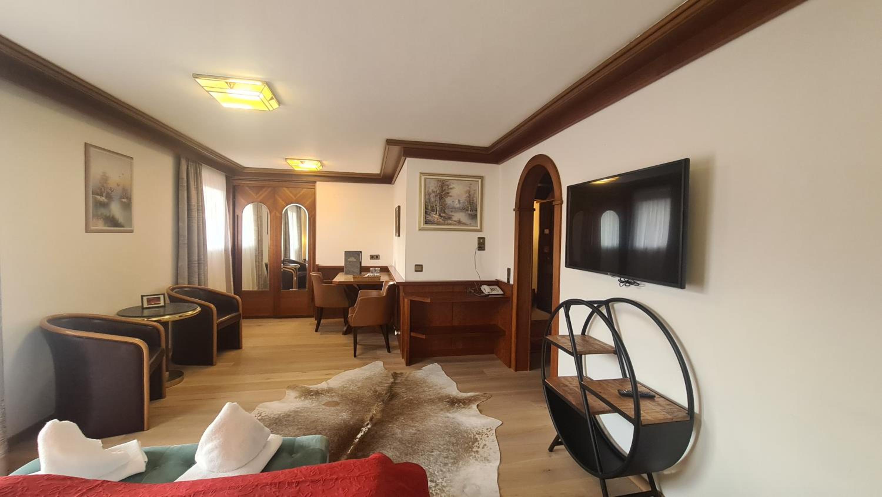 Suite - Photo 27