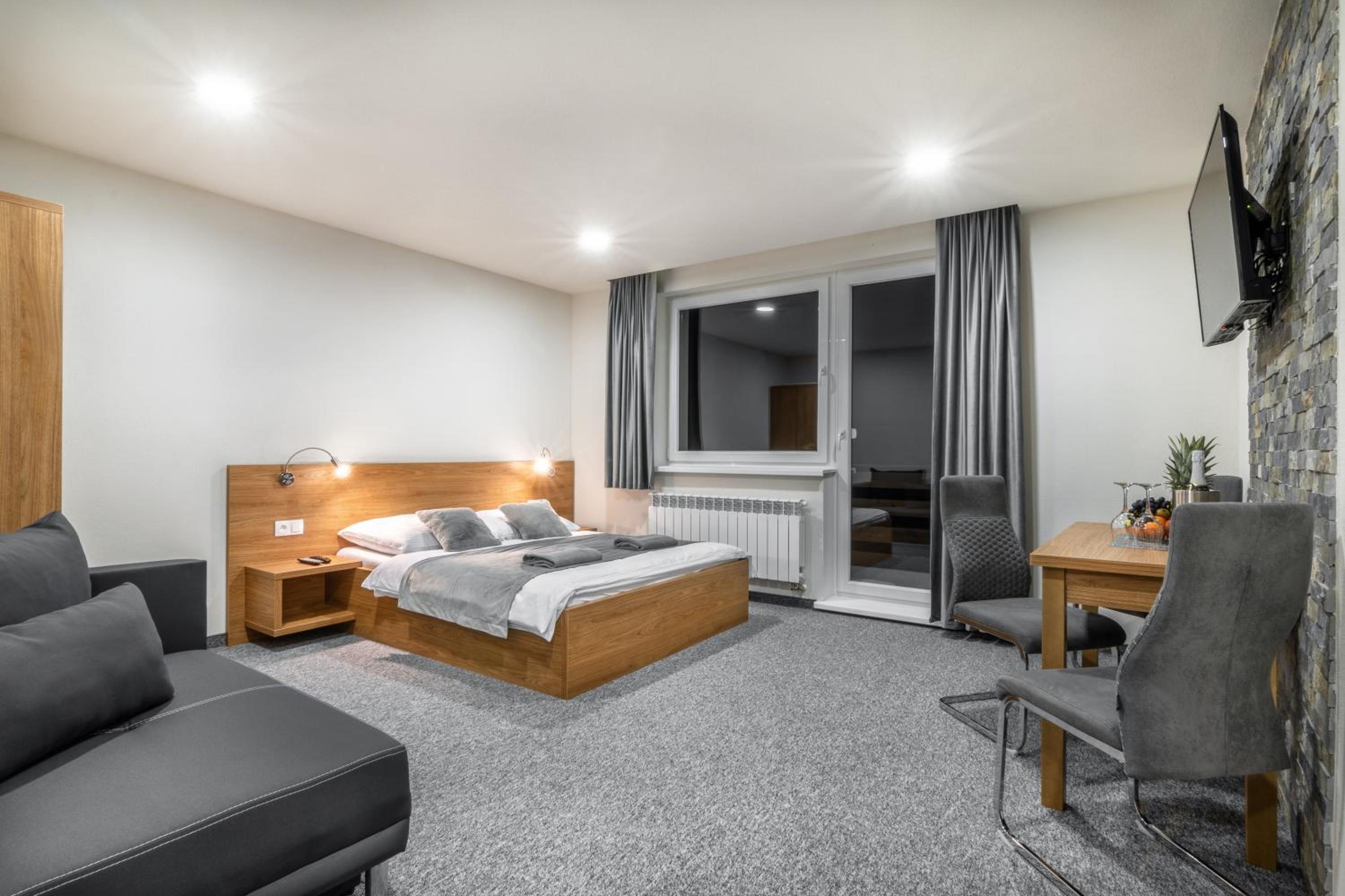 Deluxe Double Room (2 Adults + 1 Child)