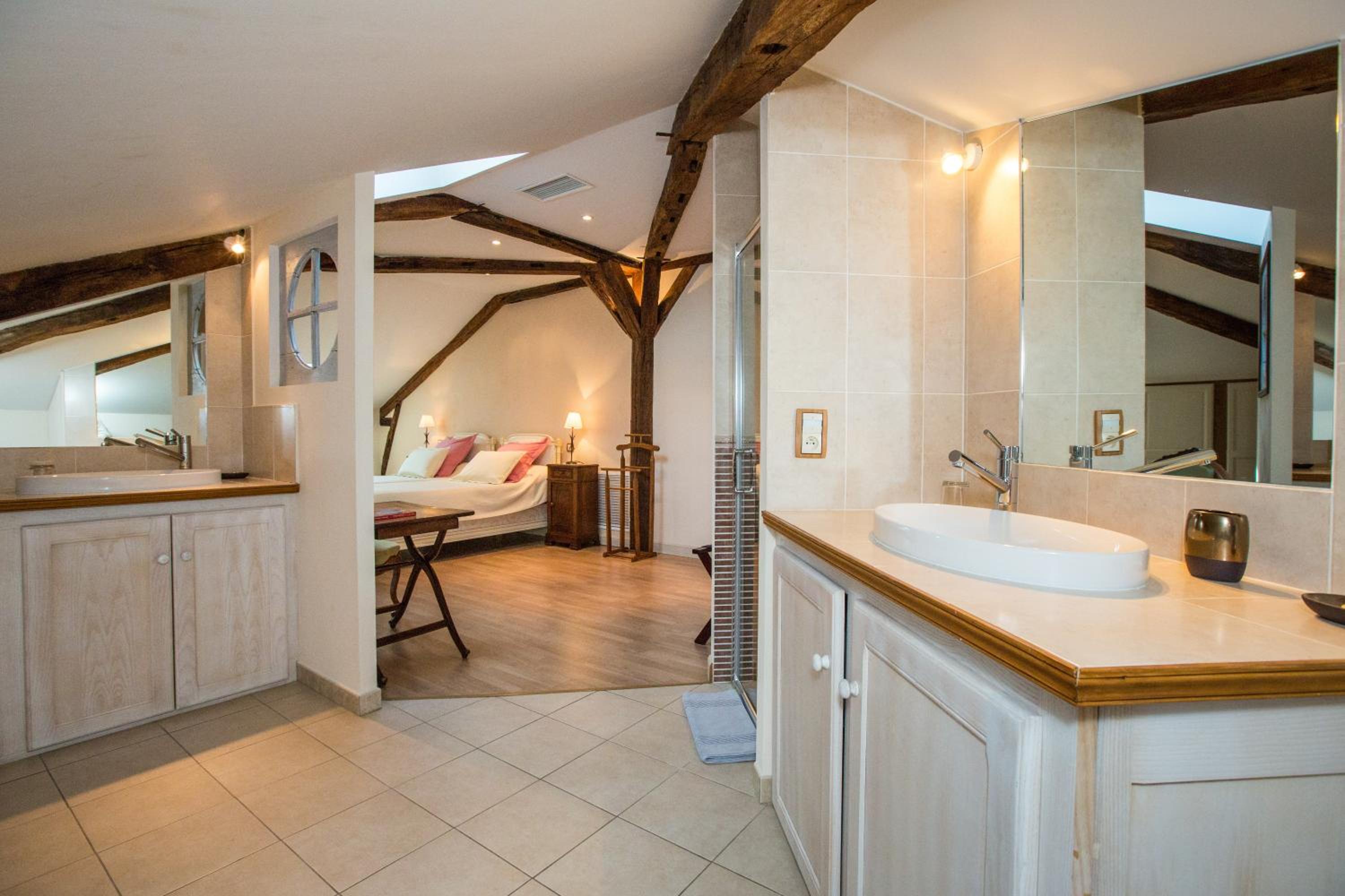 Twin Room with Private Bathroom - Photo 5