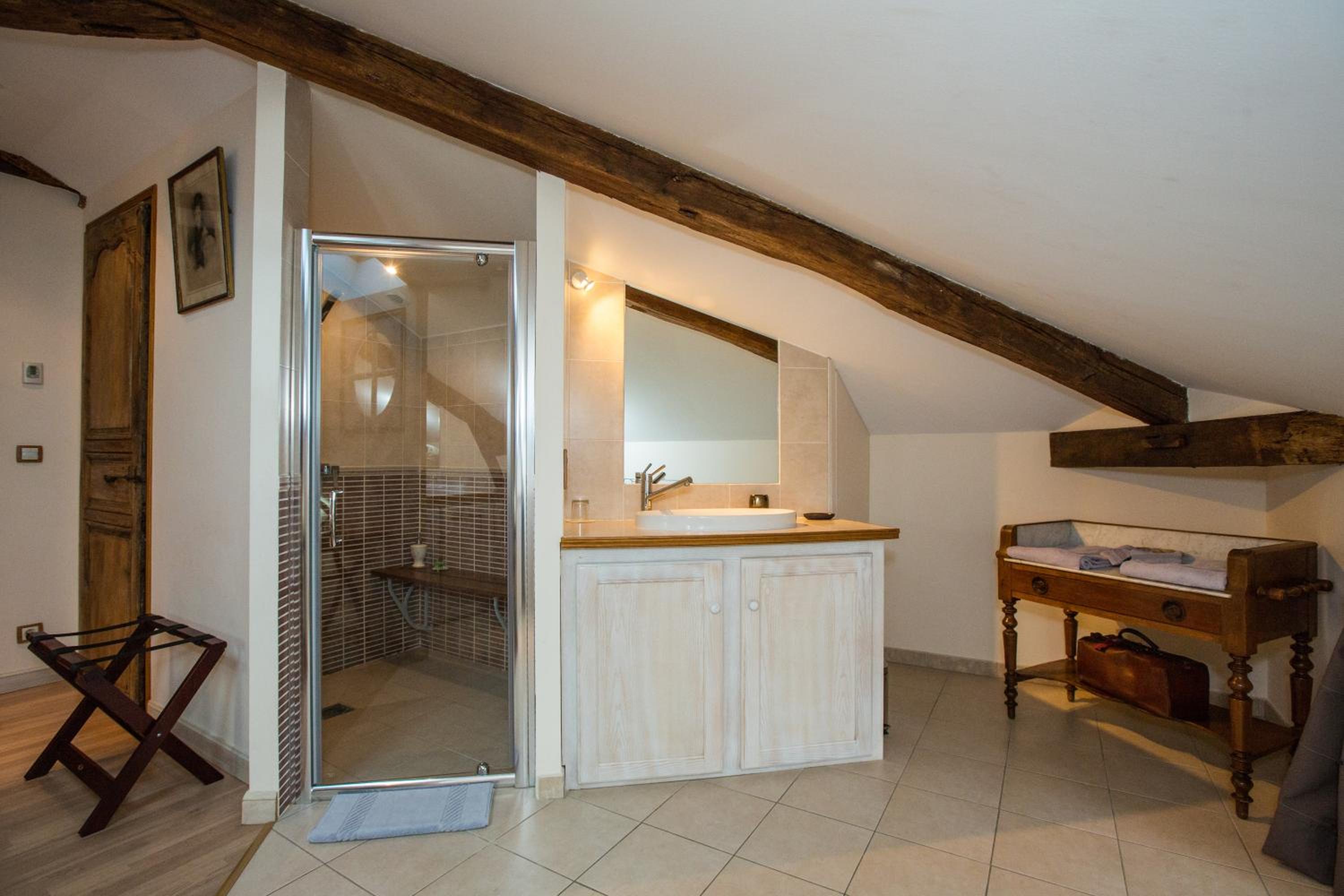 Twin Room with Private Bathroom - Photo 6