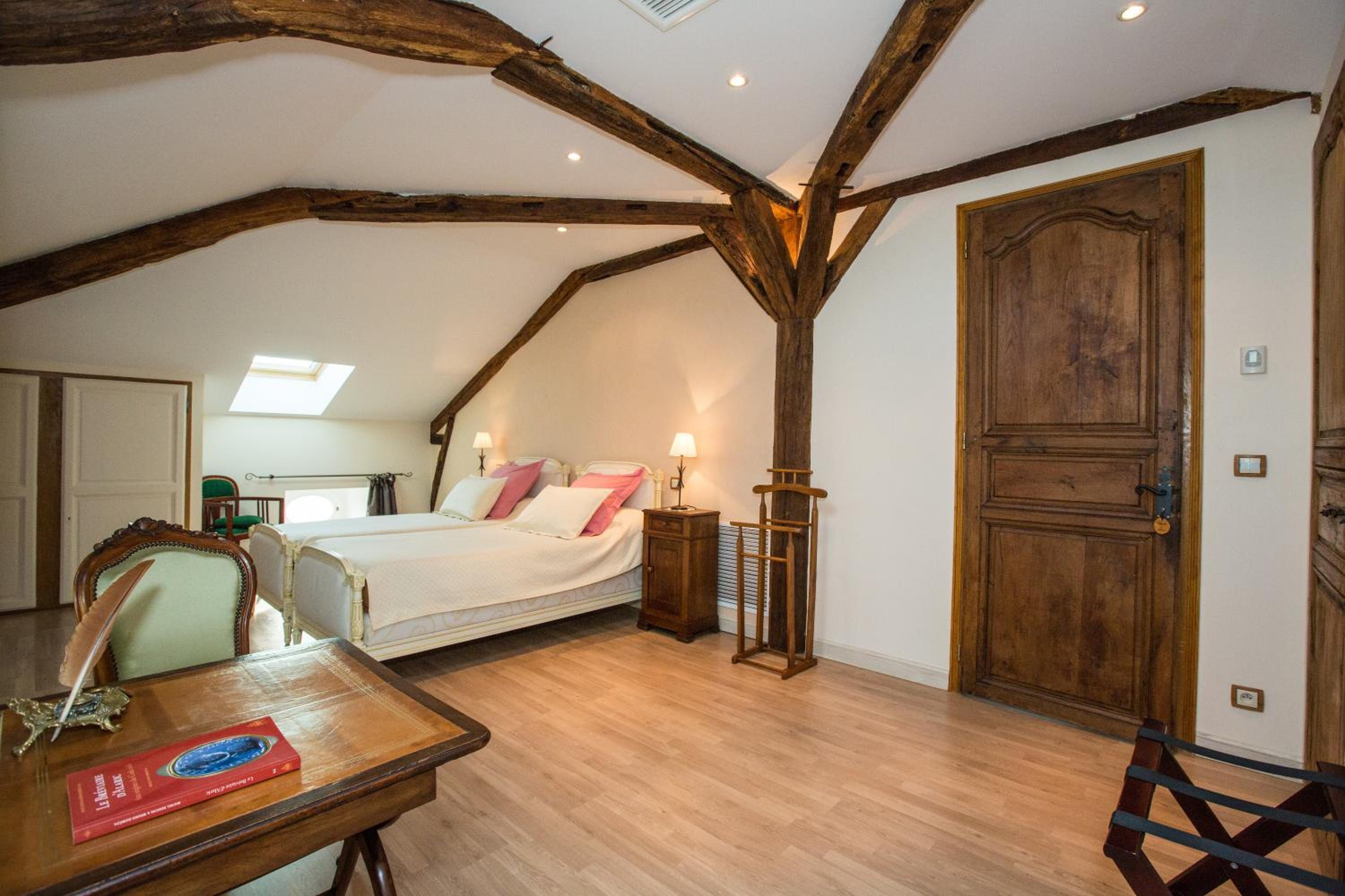Twin Room with Private Bathroom - Photo 4