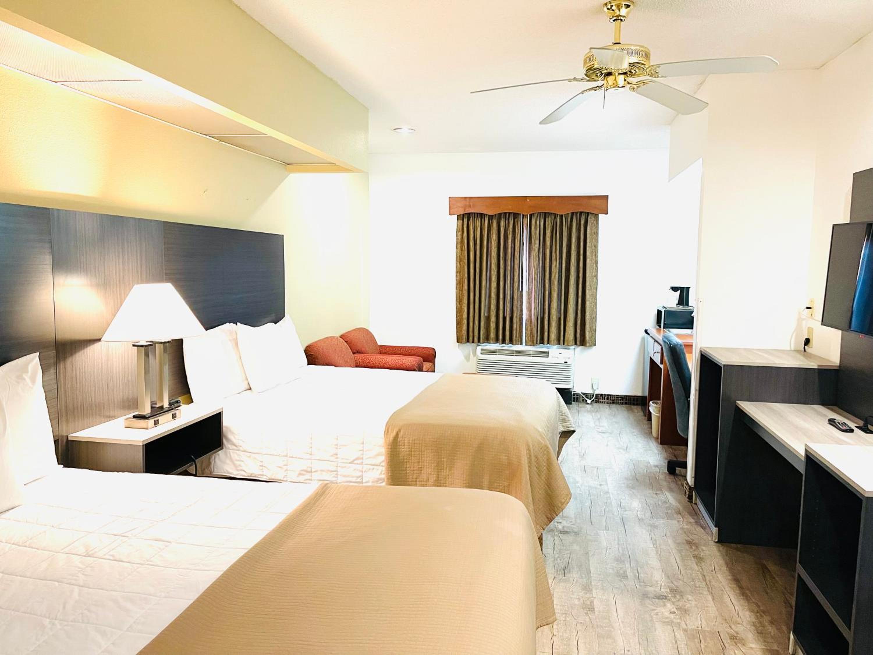 Queen Room with Two Queen Beds - Non-Smoking photo 3