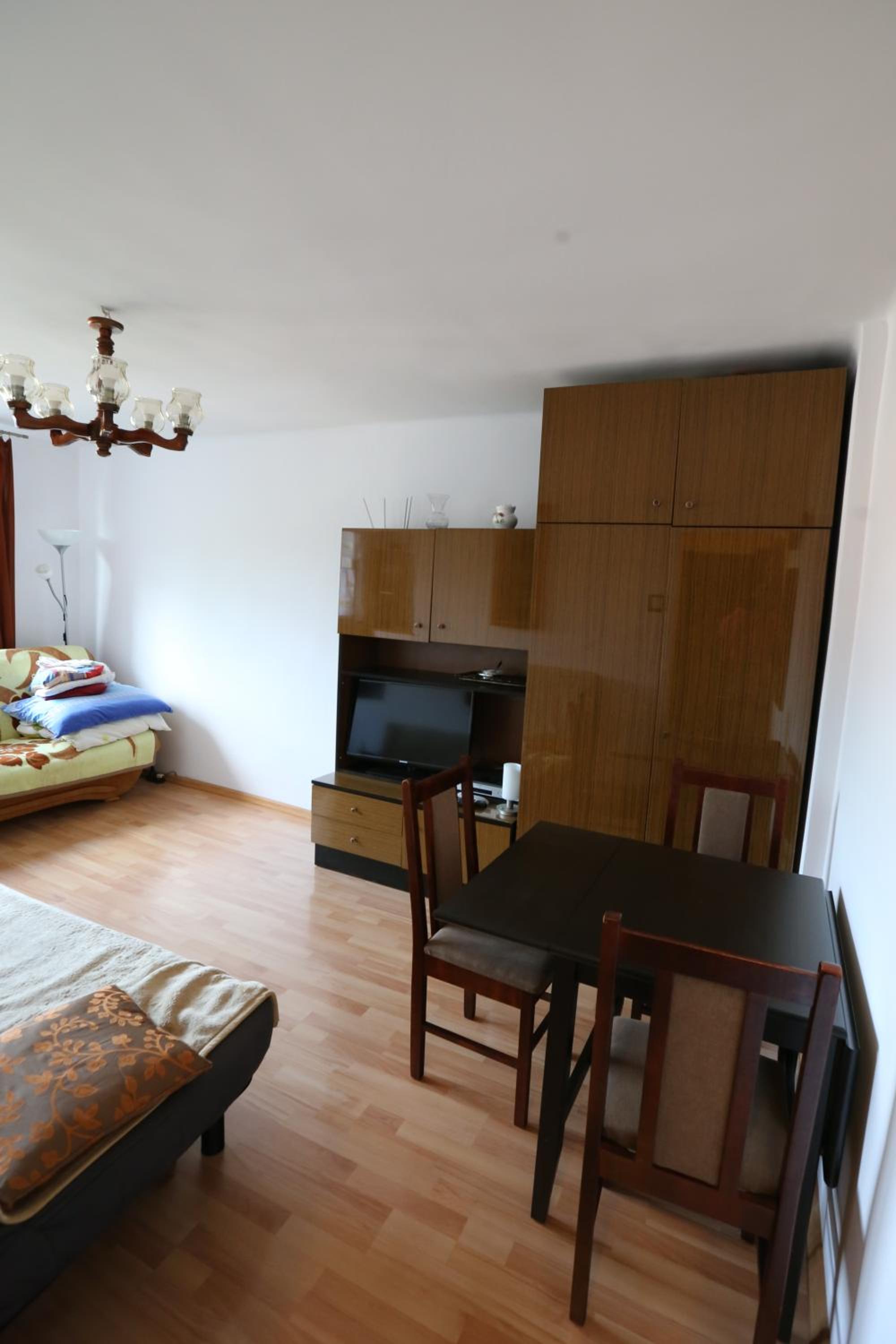 One-Bedroom Apartment - Photo 2