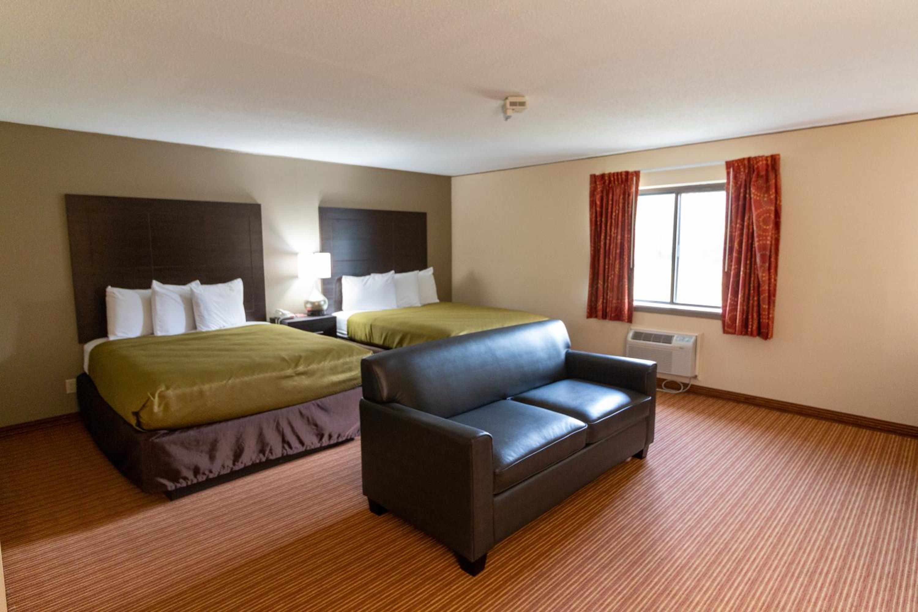 Queen Room with Two Queen Beds and Sofa Bed - Non-Smoking - Photo 5