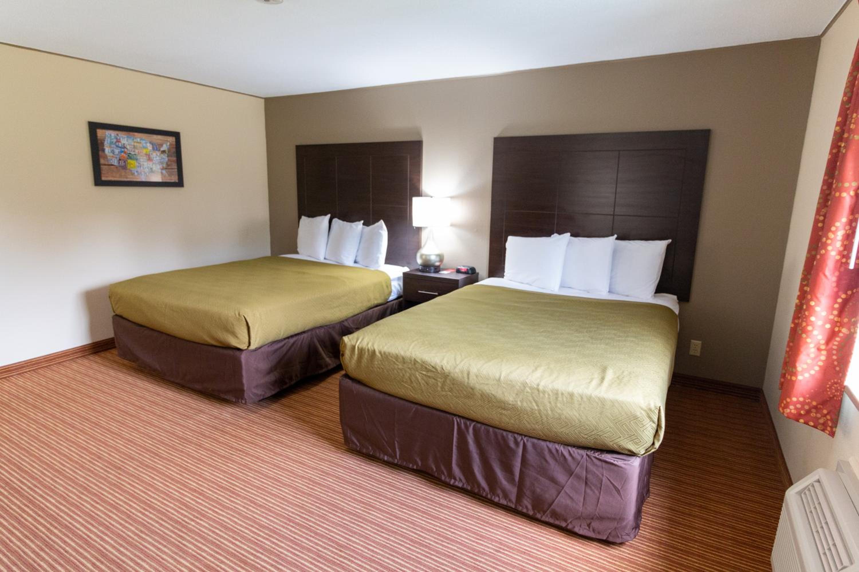 Queen Room With Two Queen Beds - Non-Smoking - Photo 1