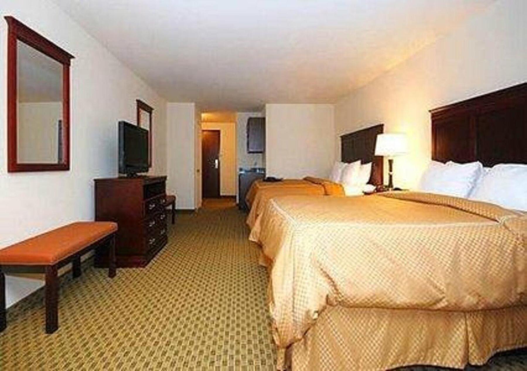 Queen Suite with Two Queen Beds - Non-Smoking - Photo 4