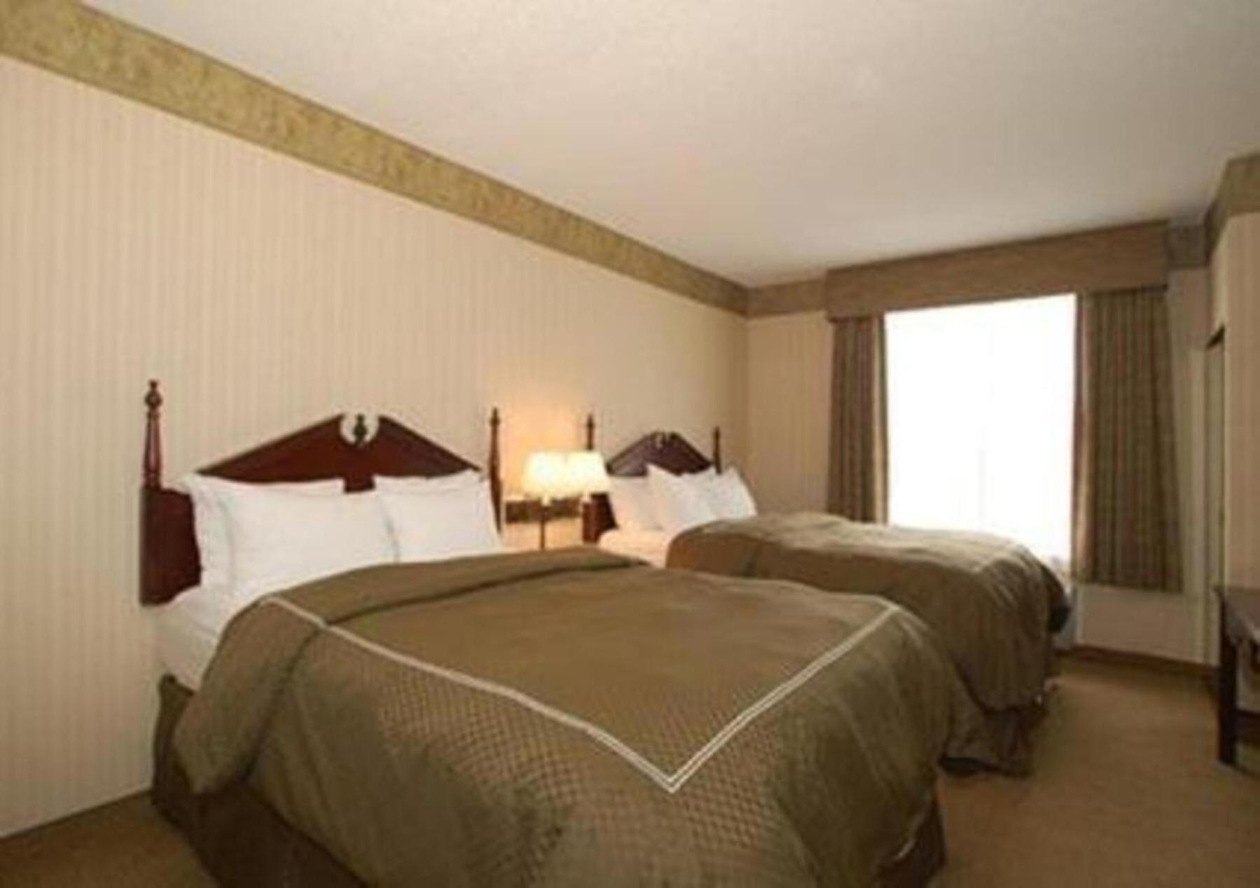 Queen Suite with Two Queen Beds - Non-Smoking - Photo 5