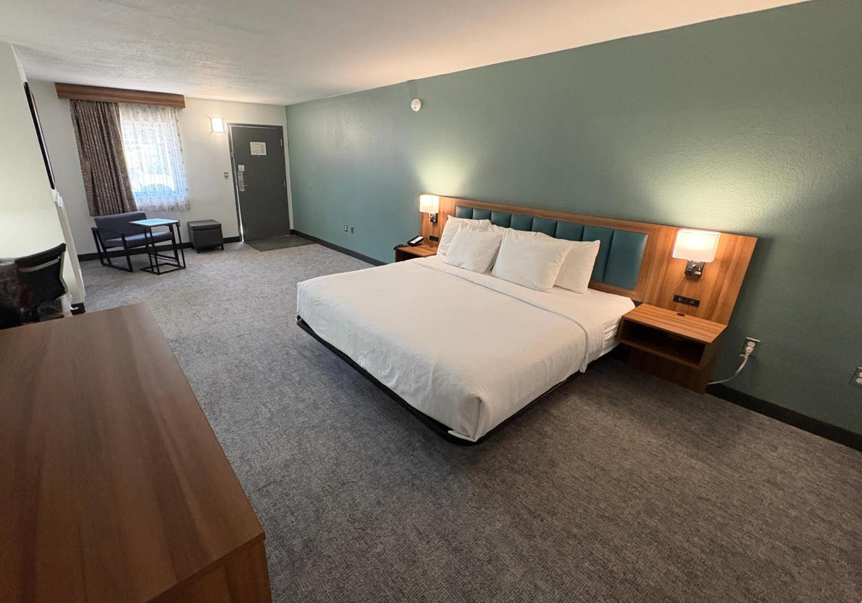 King Room with Balcony - Non-Smoking