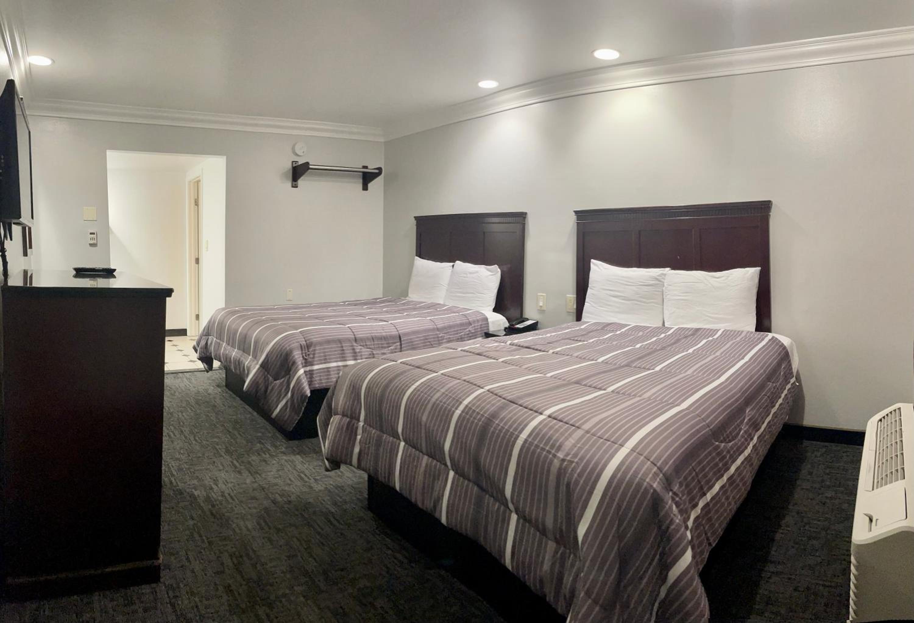 2 Queen Beds Non-Smoking - Photo 1