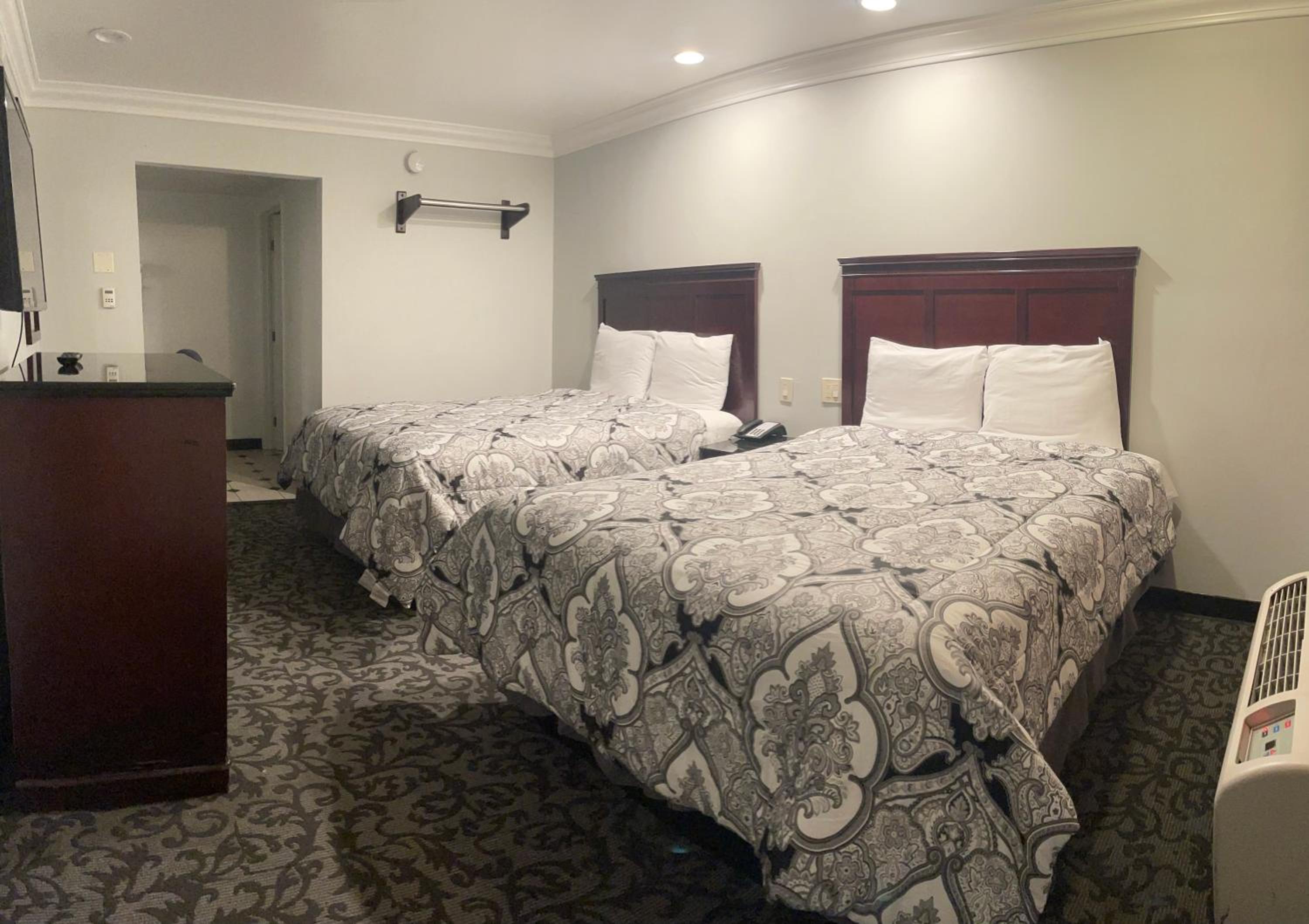 2 Queen Beds Non-Smoking - Photo 4