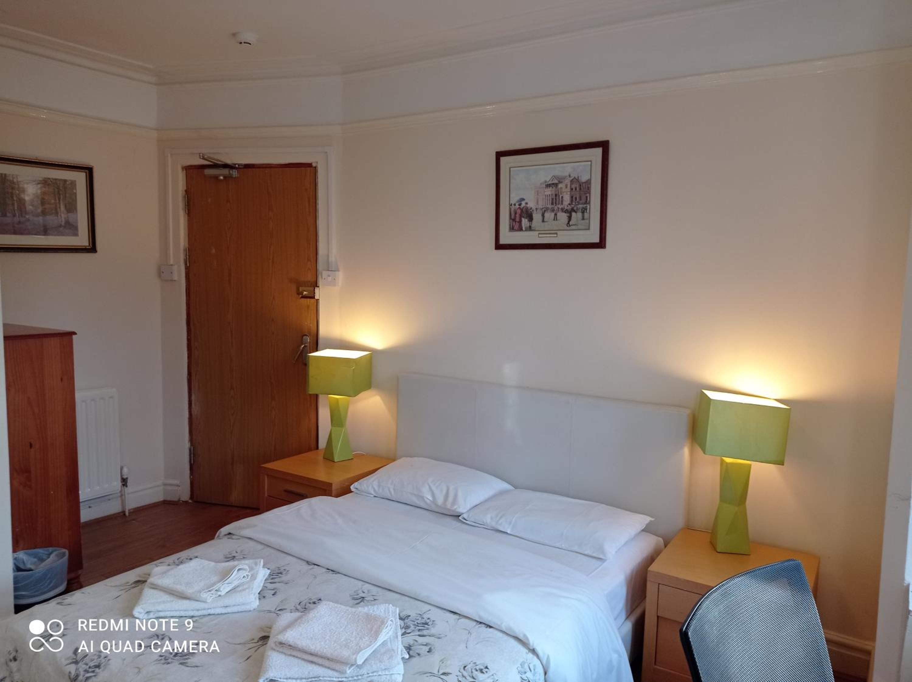 Double Room with Private Bathroom - Photo 2