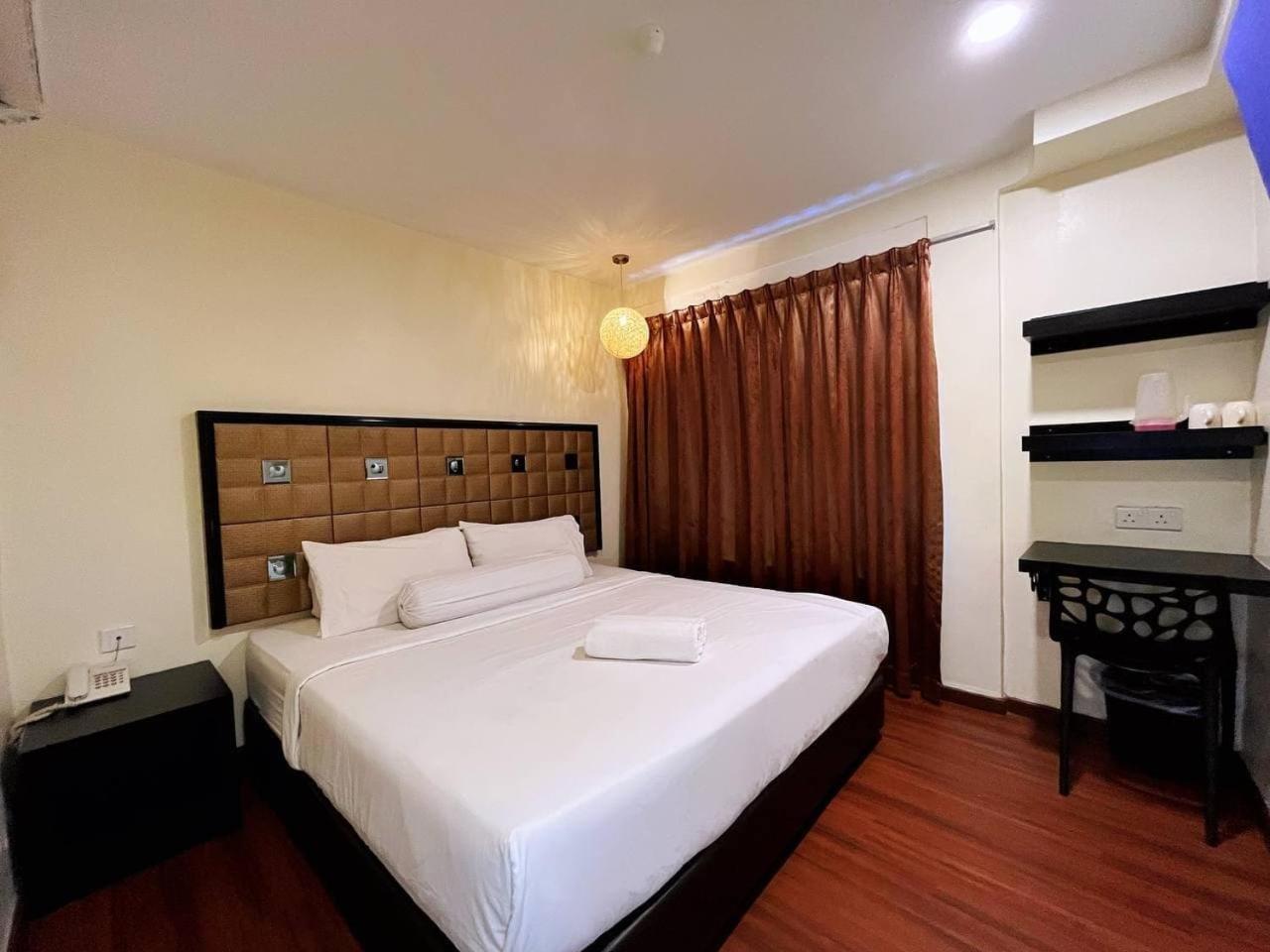 Deluxe King Room - Photo 2