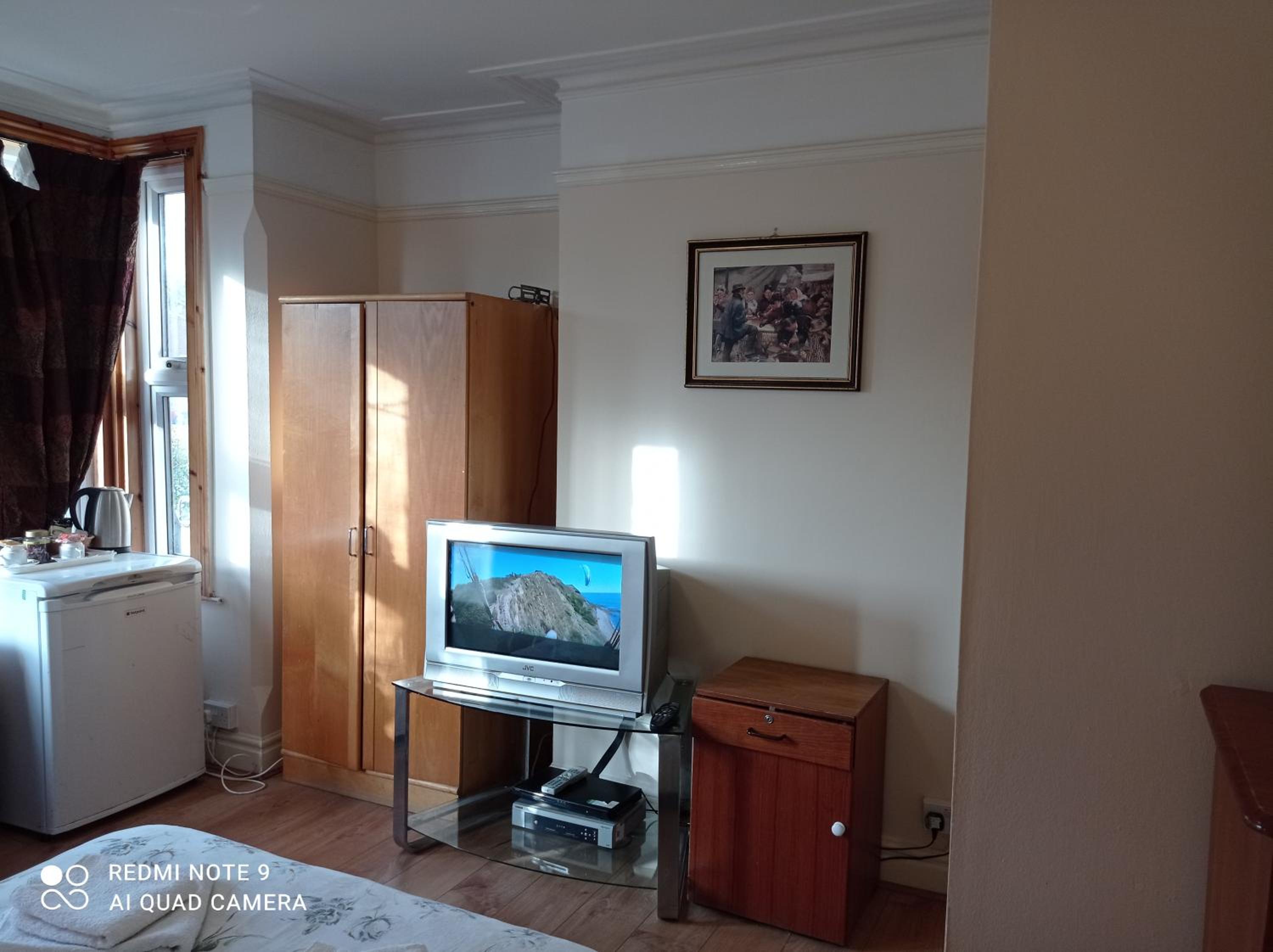 Double Room with Private Bathroom - Photo 3